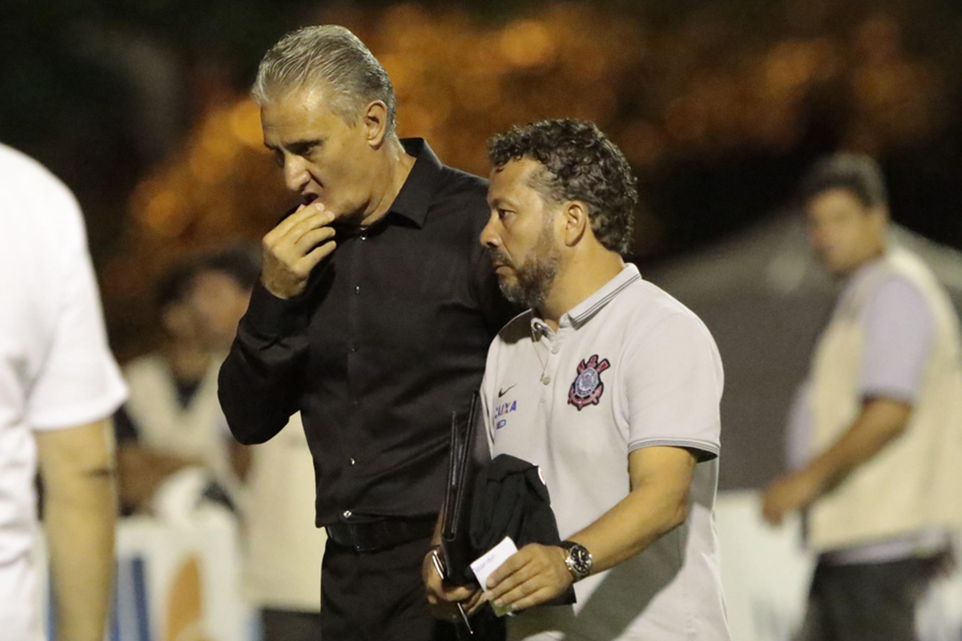 Sem Cássio, Tite mantém Matheus e escala Giovanni e André no Timão