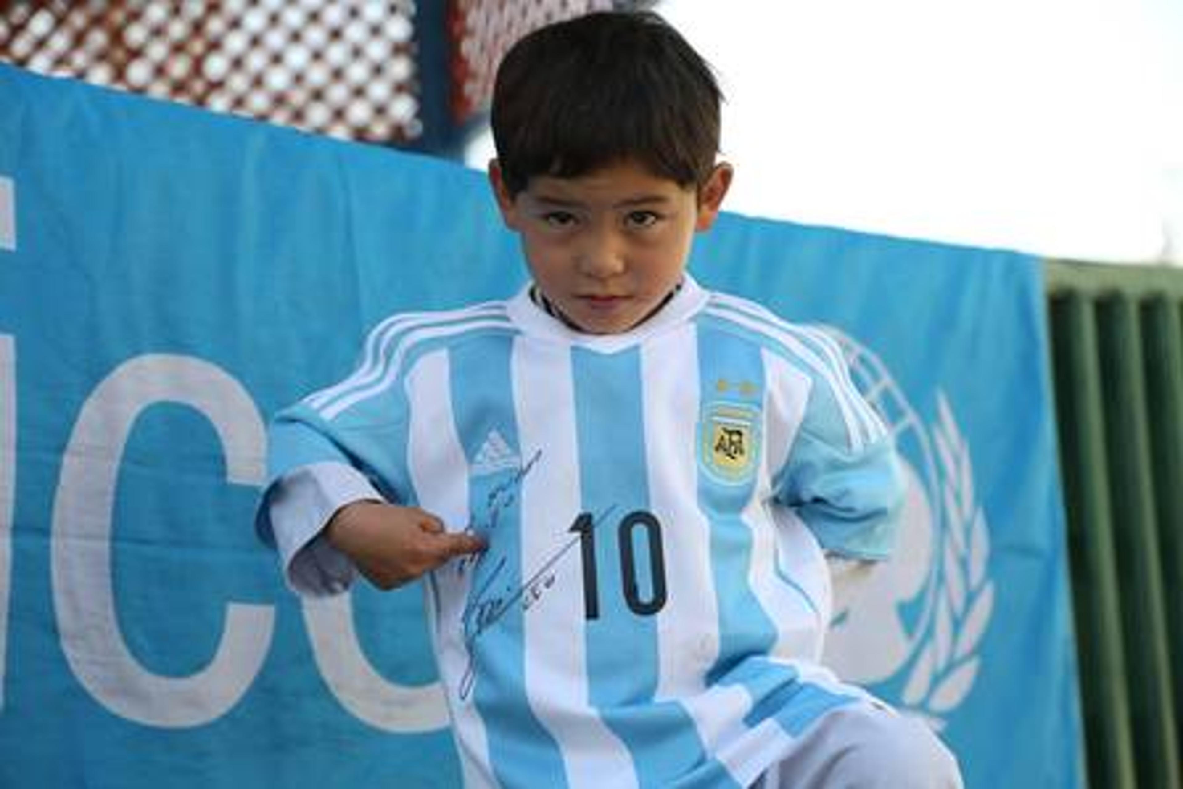 Lionel Messi envia uniforme da Argentina a jovem do Afeganistão