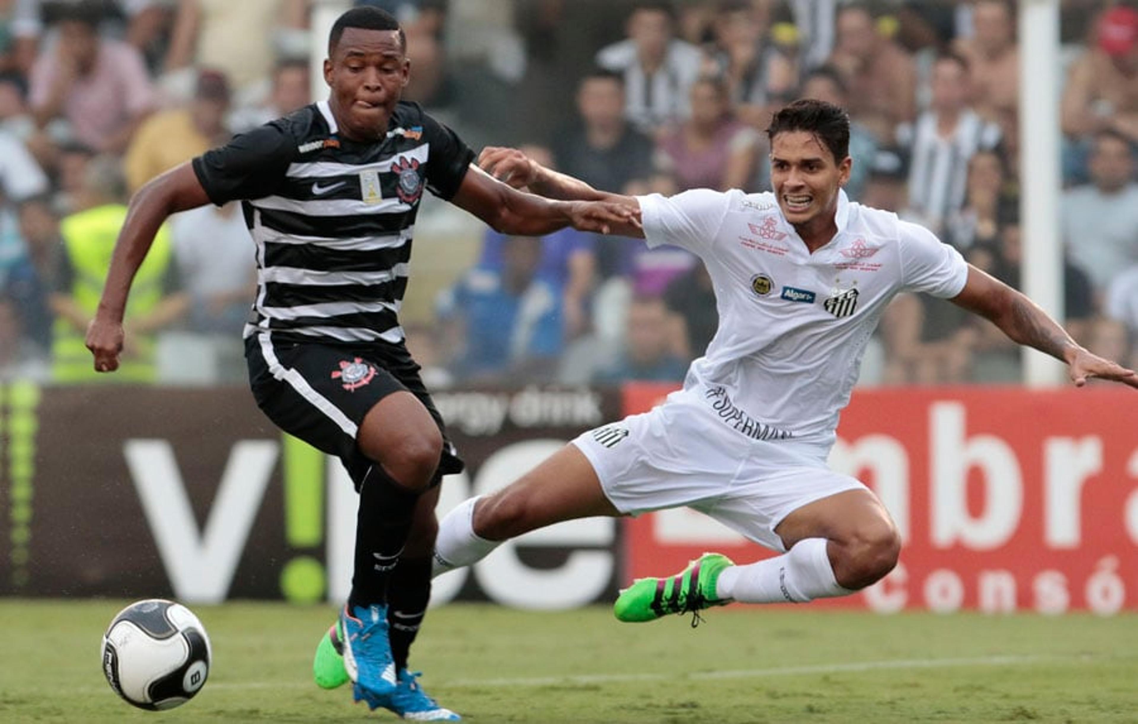 Apesar de falha, Alan Mineiro celebra estreia oficial e ganha elogios de Tite