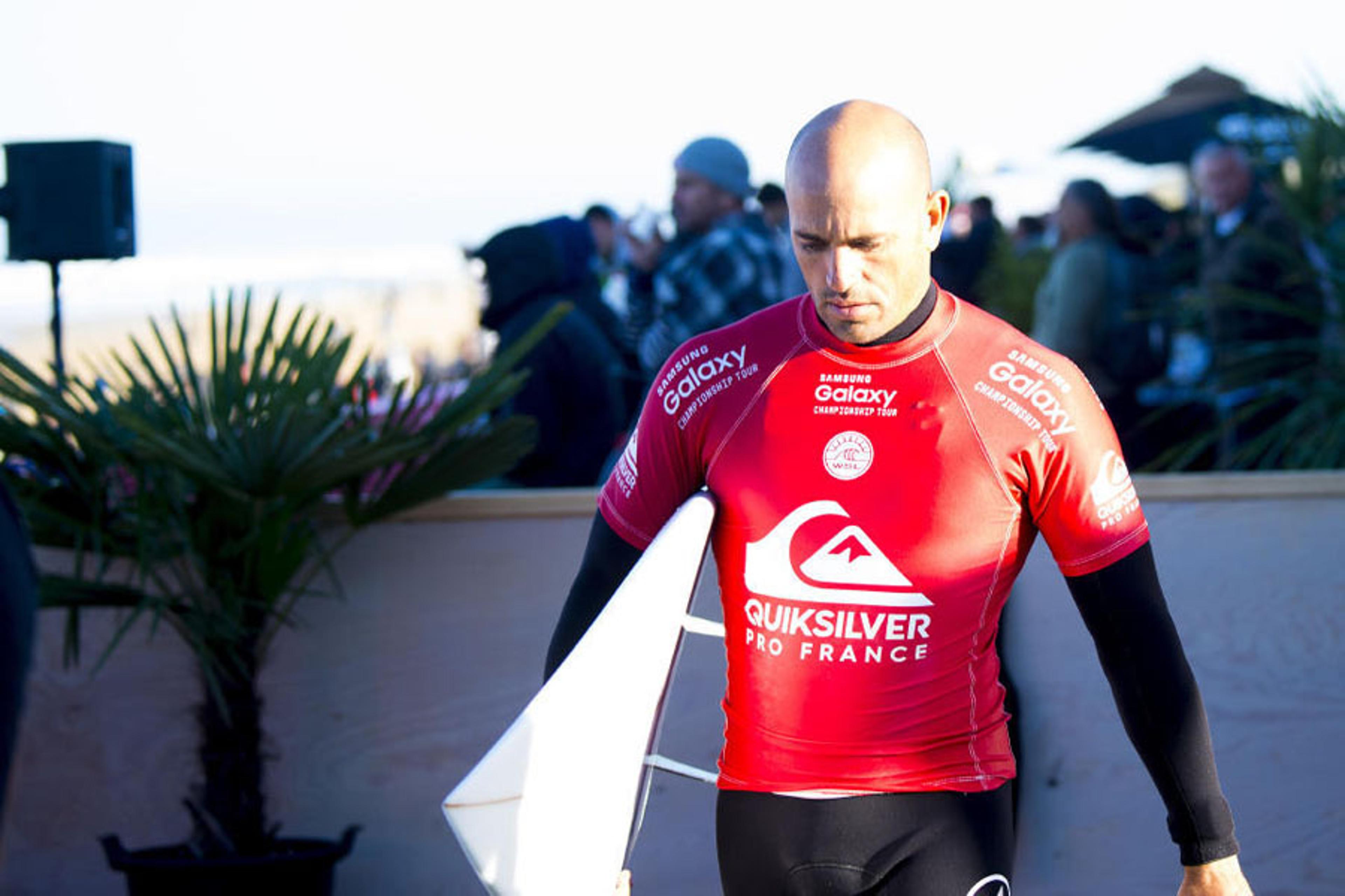 Ministro avisa que vetará entrada de Kelly Slater na Austrália se surfista não se vacinar contra Covid-19