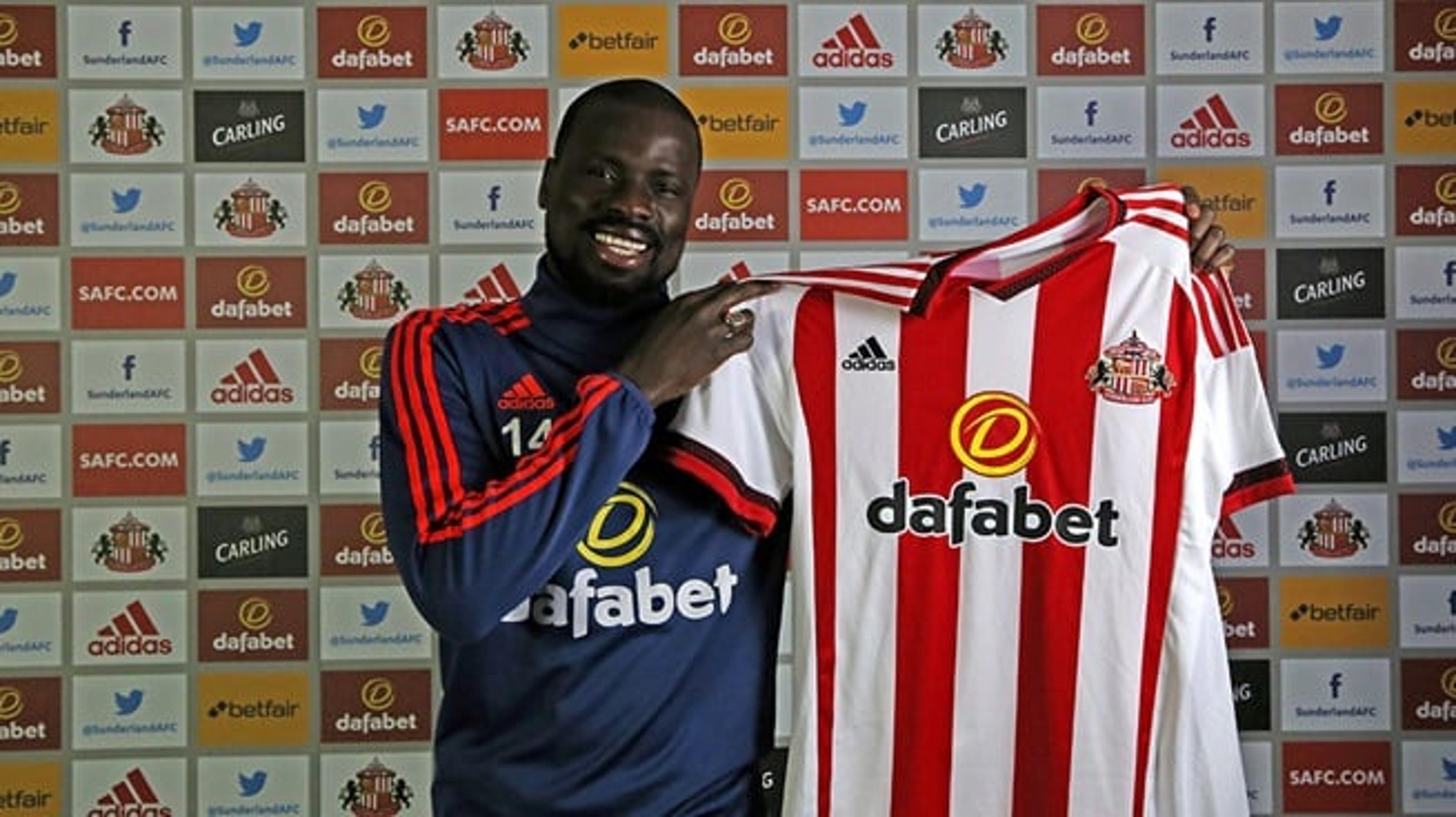 Desesperado no Inglês, Sunderland anuncia ex-lateral do Arsenal