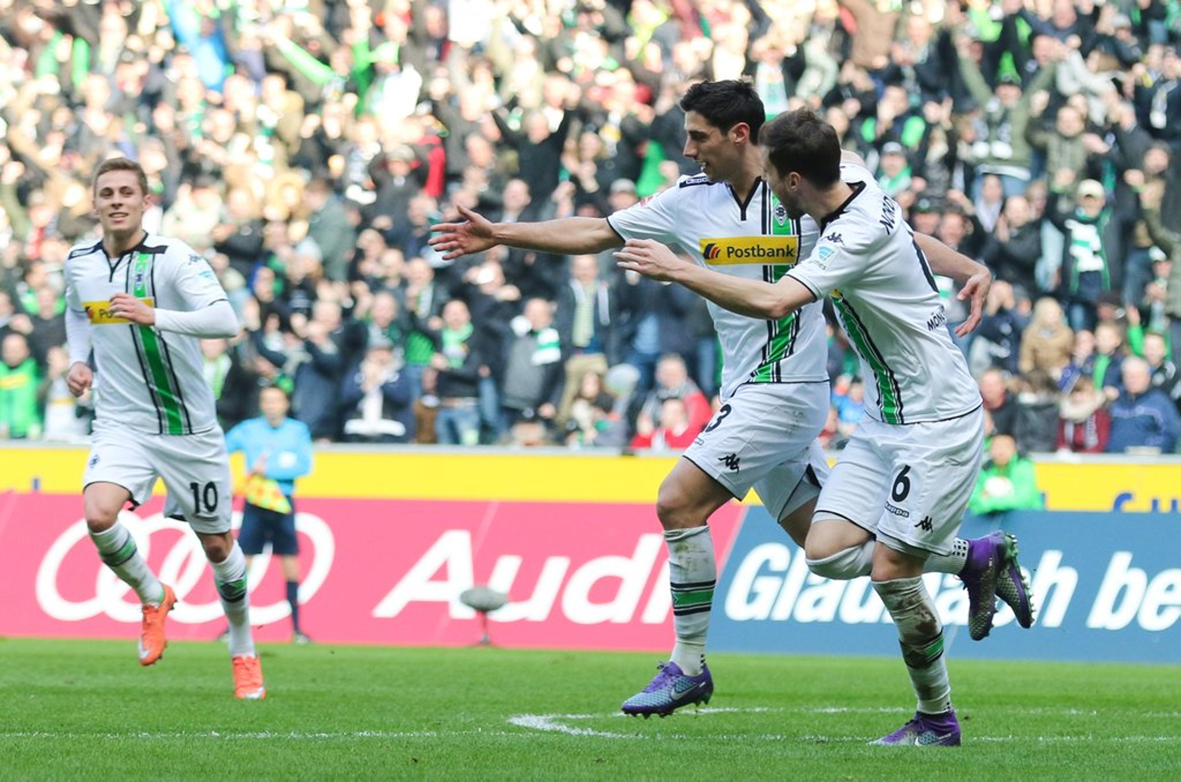 Raffael faz golaço, Gladbach vence e assume a quarta posição do Alemão