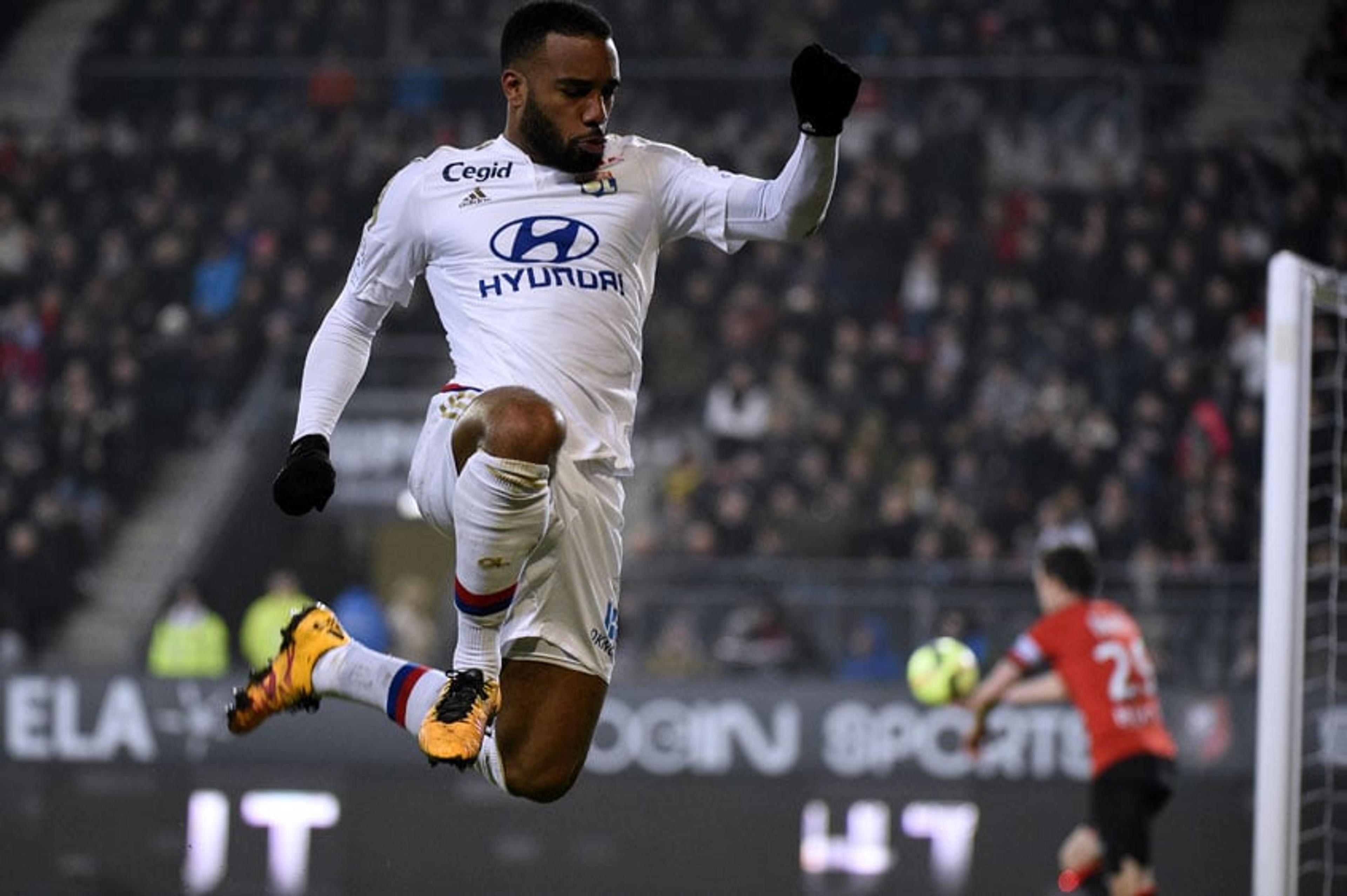 Lyon rejeita R$ 130 milhões de gigante inglês por Lacazette