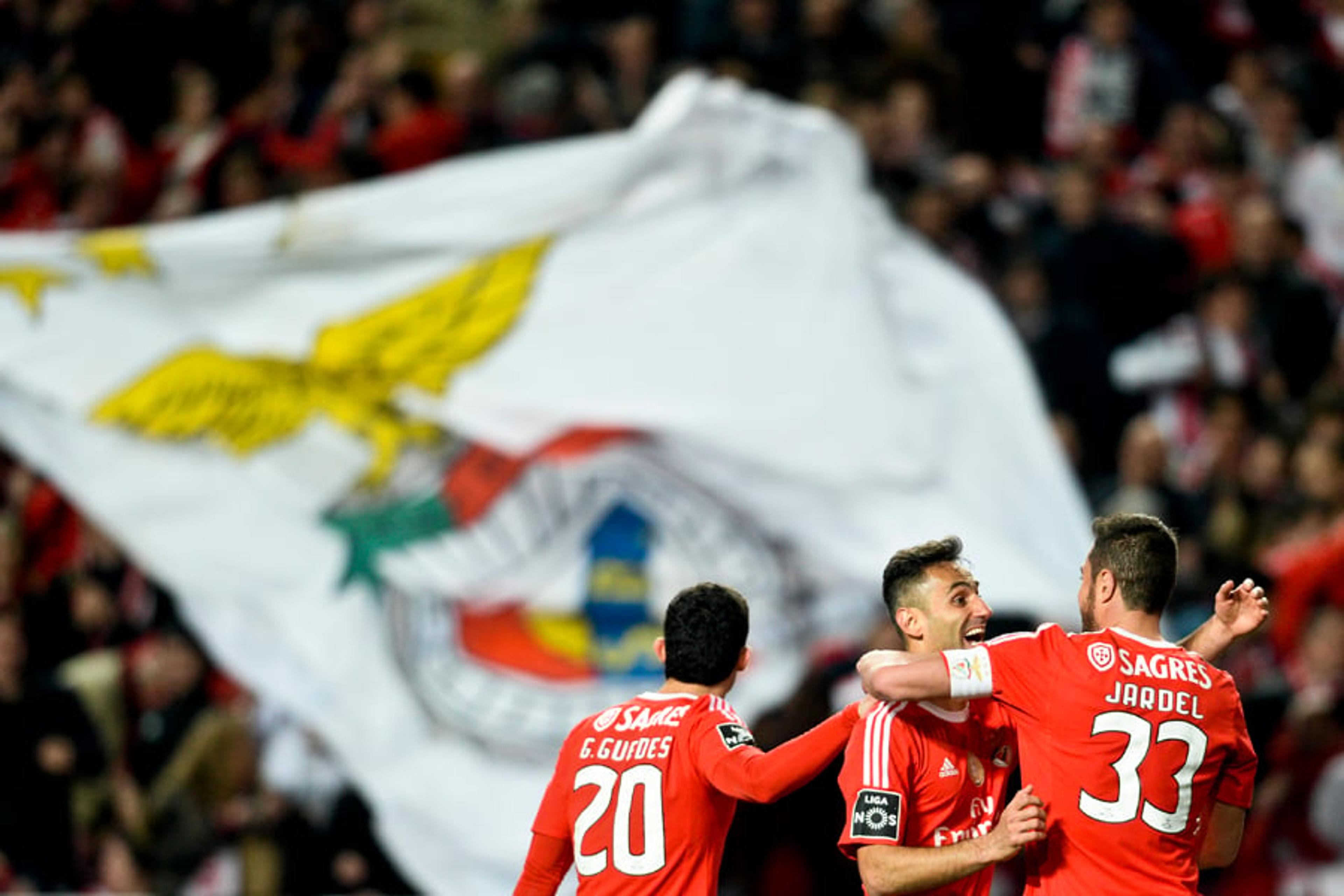 Benfica vence em casa com mais dois gols de Jonas e retoma a liderança