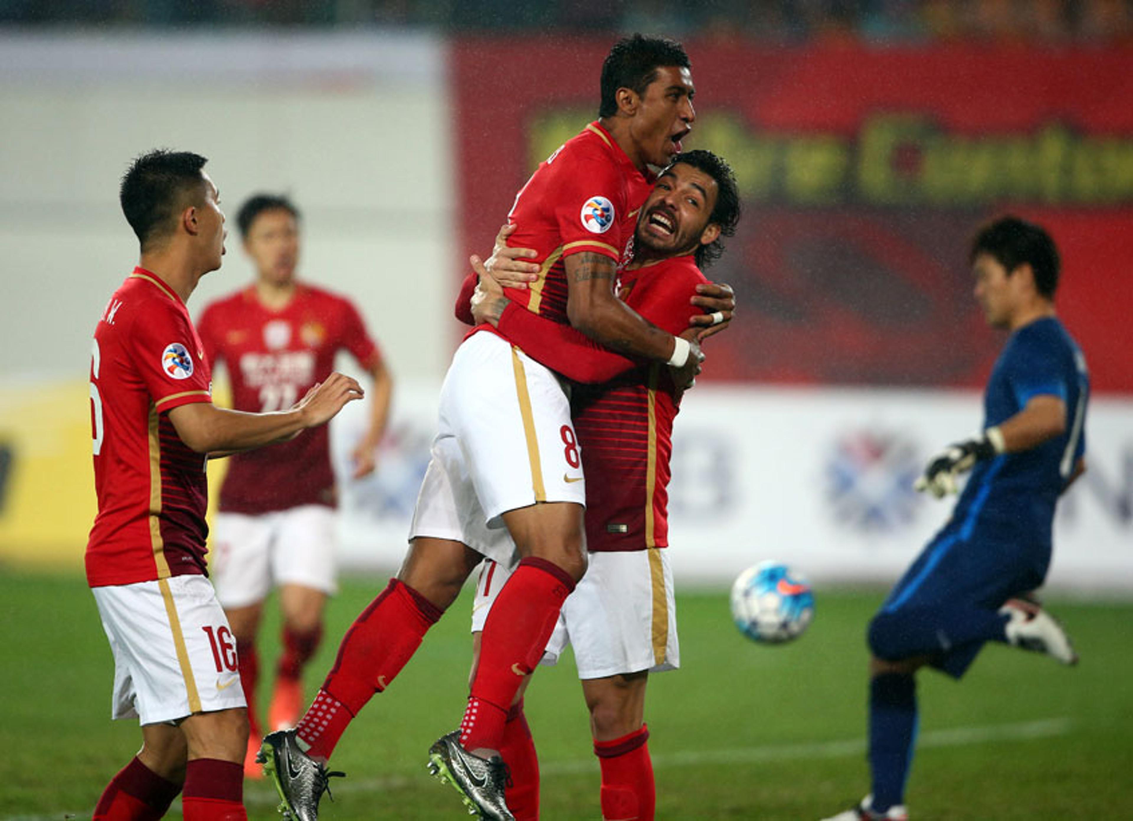 Goulart faz dois, Guangzhou empata e se complica na Liga dos Campeões; Michael Jackson dá vitória ao Seoul