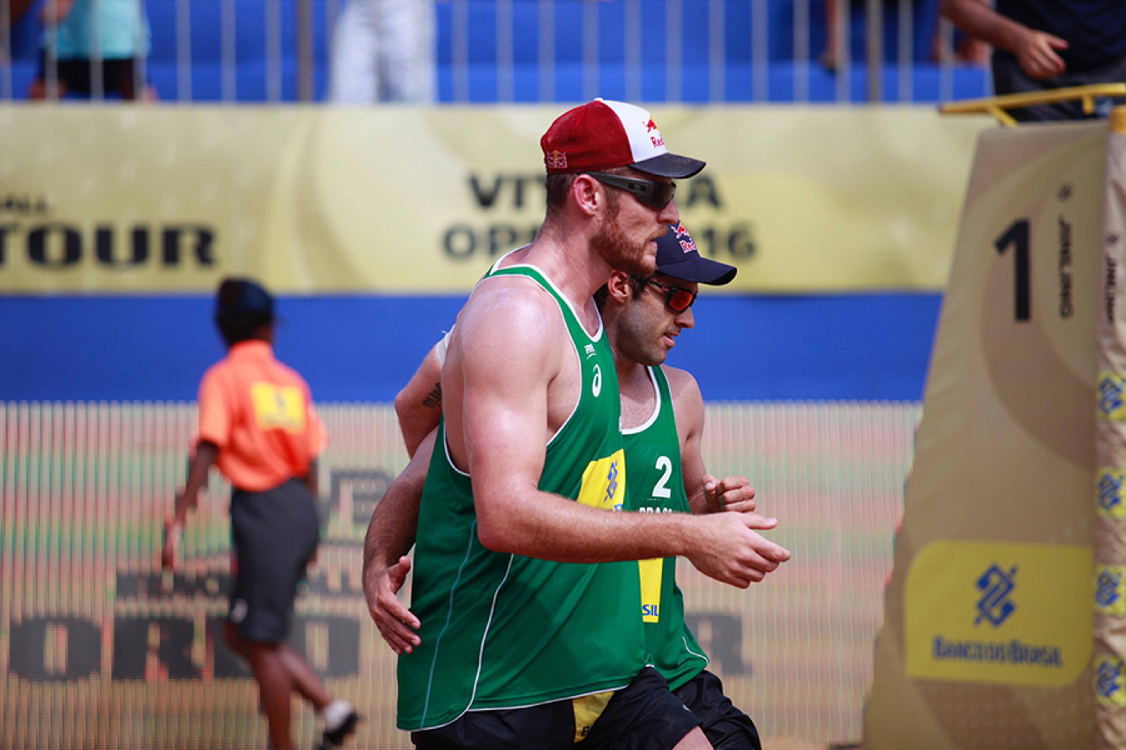 Bruno Schmidt e Alison estreiam com vitória no FIVB World Tour