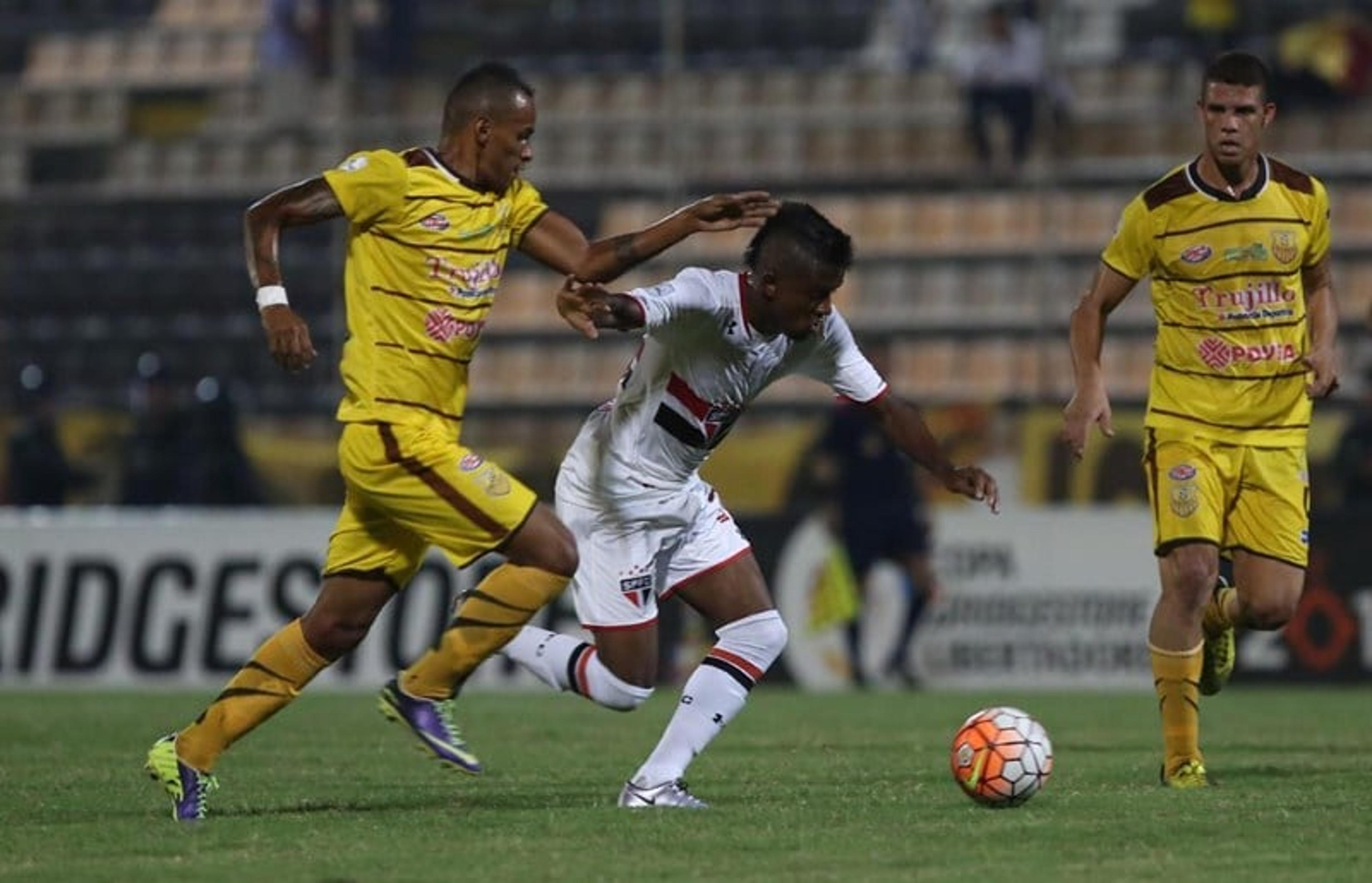 Kelvin lamenta falta de ritmo e tropeço em nova chance no São Paulo