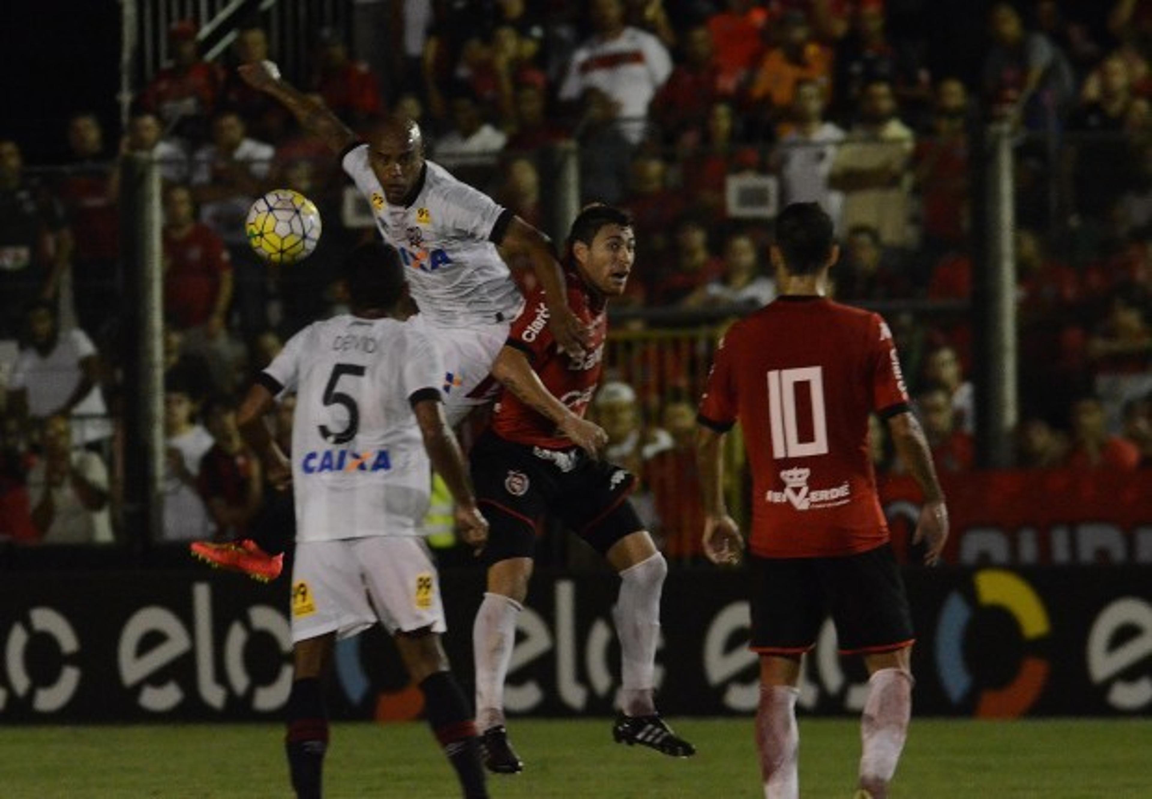 Atlético-PR sai na frente, vacila e leva empate contra Brasil-RS pela Copa do Brasil