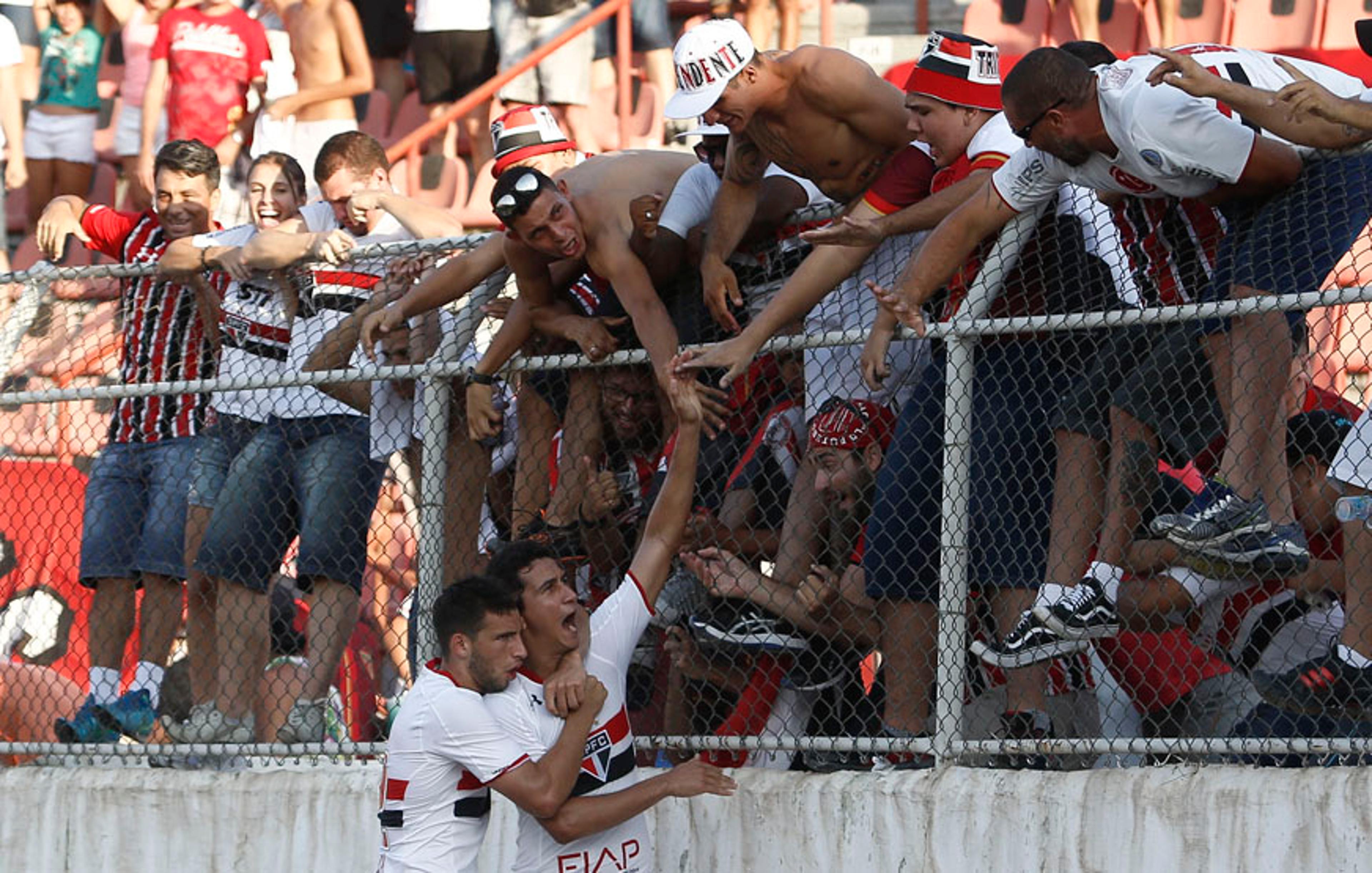 Árbitro esquece cartão e Ganso quase mantém o São Paulo com 11