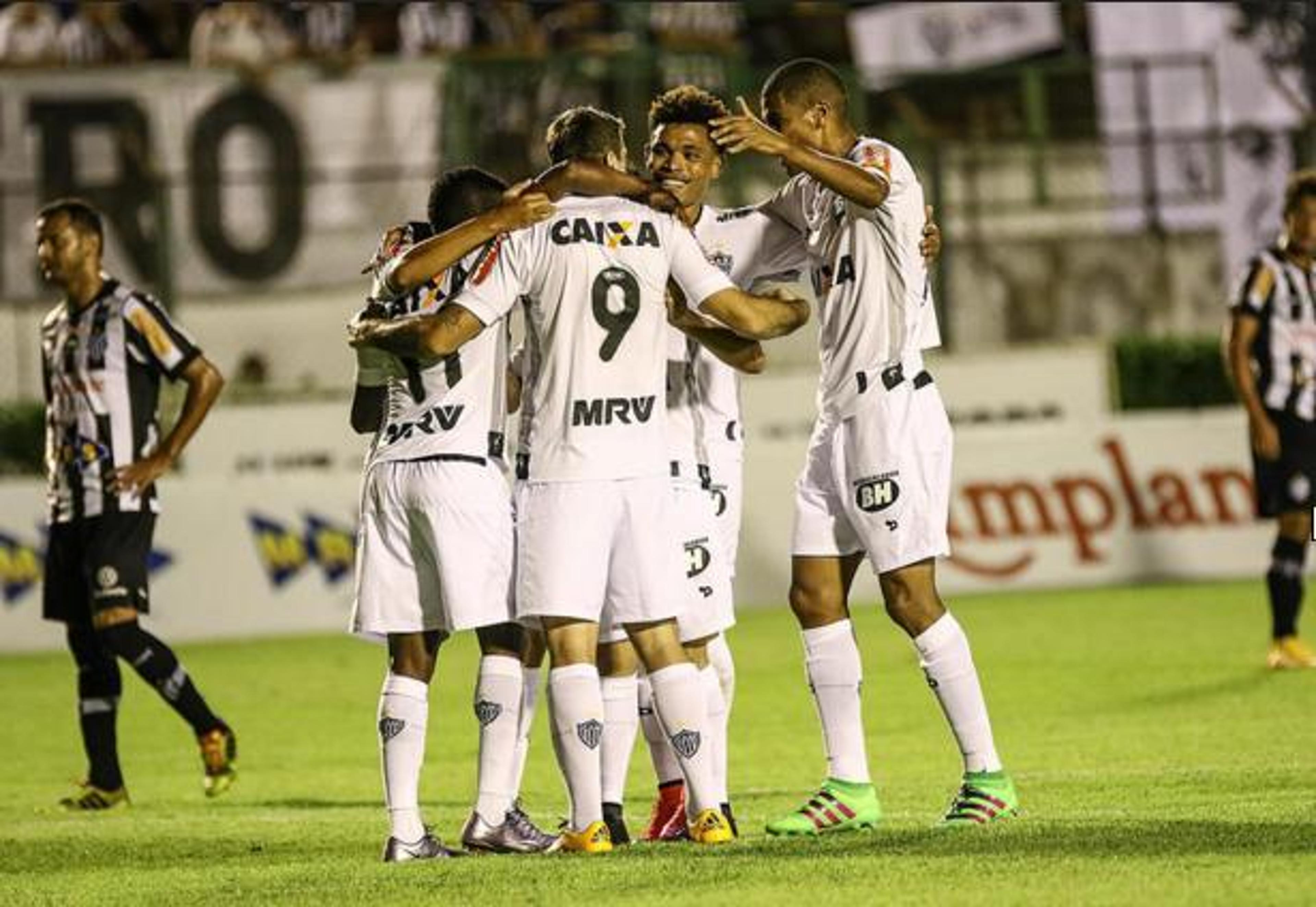 Robinho joga meio tempo, brilha em campo e Galo goleia o Tupi