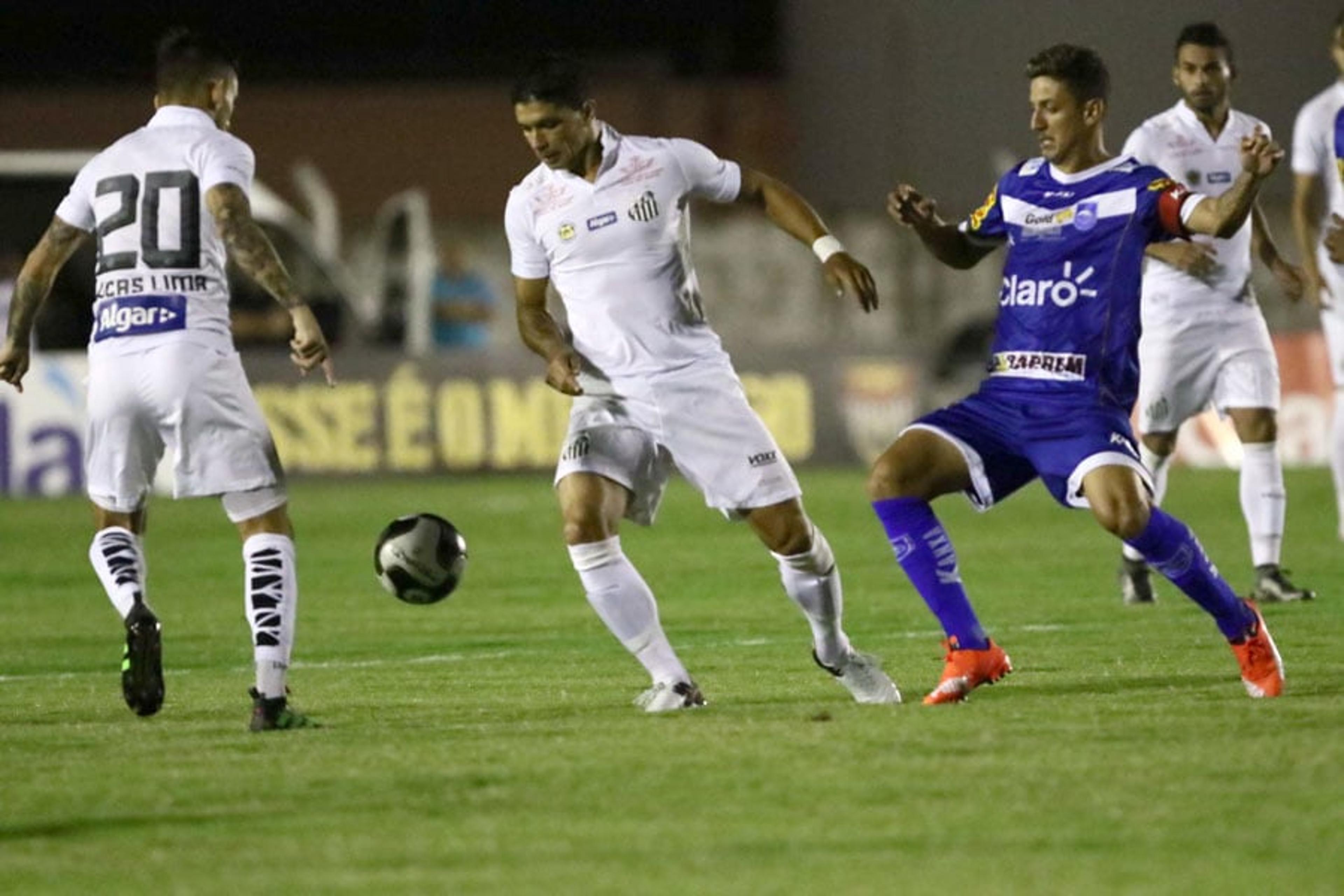 Santos se vê atrapalhado por ‘campo horrível’ em empate fora de casa