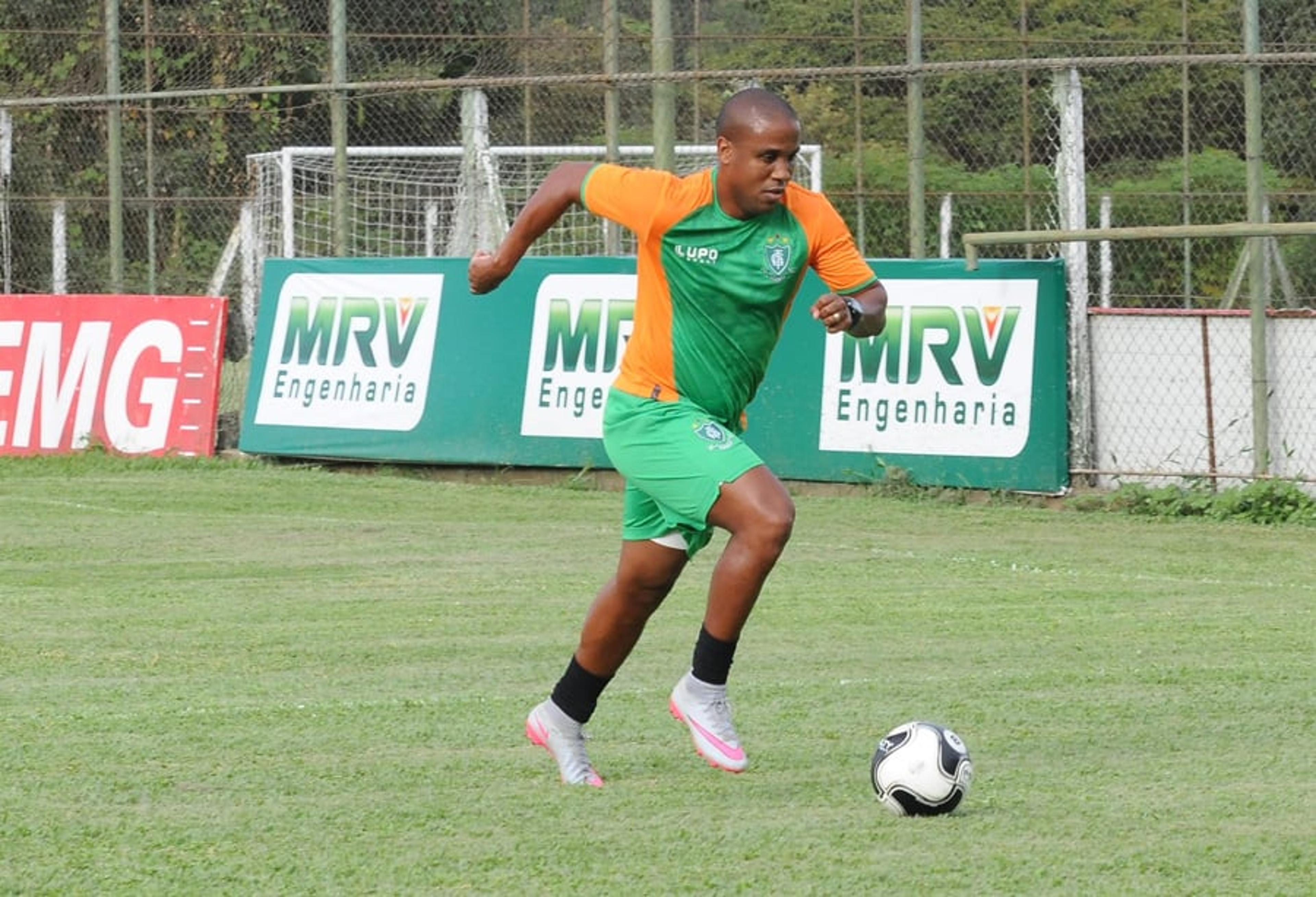 Sócio do América-MG participa da apresentação de Borges