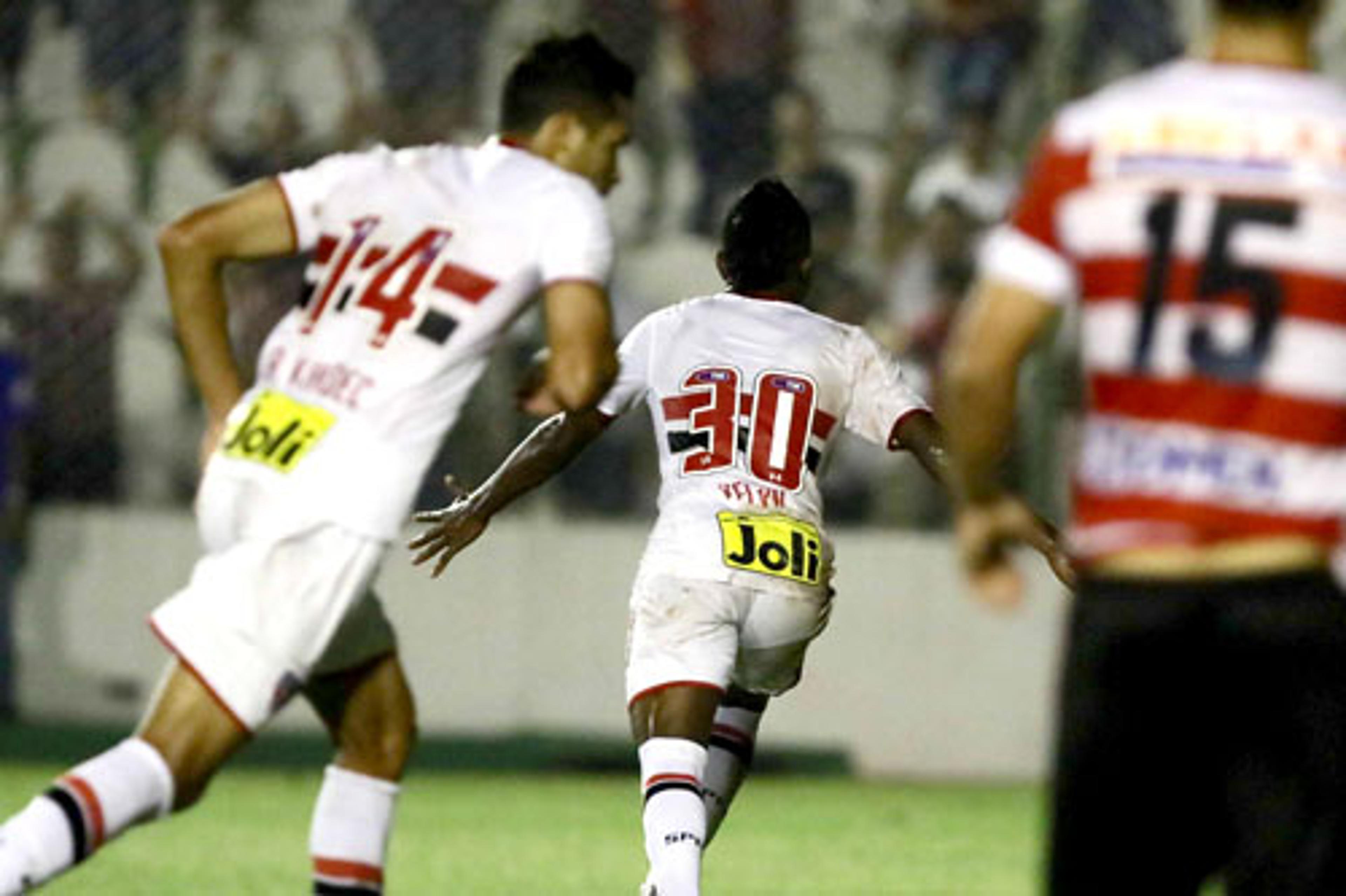 Gol chorado de Kelvin salva o São Paulo de derrota contra o Linense