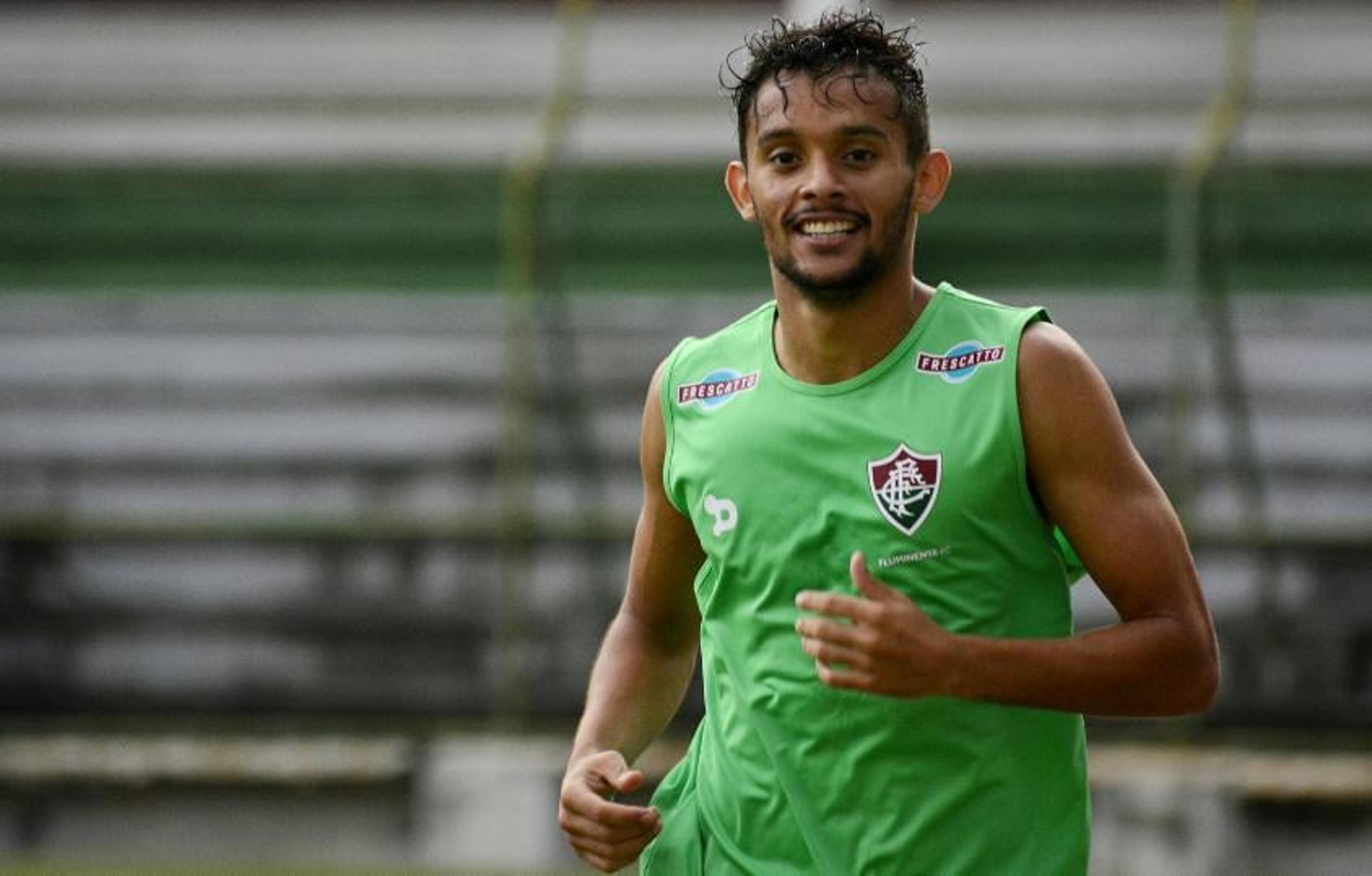 Gustavo Scarpa e Gum retornam às atividades no gramado do CT do Flu