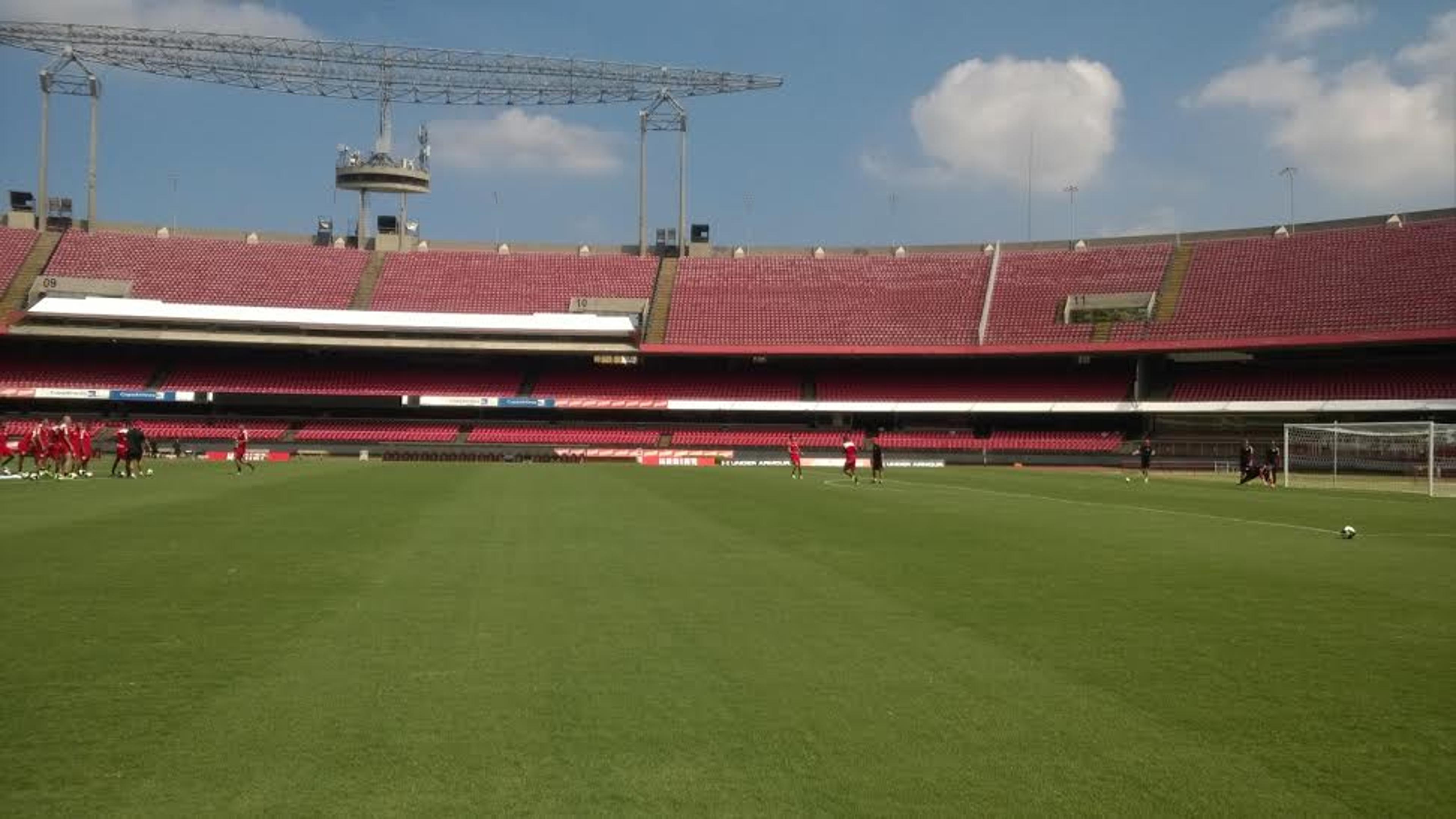 Mena volta a ser titular em primeiro treino do ano no Morumbi