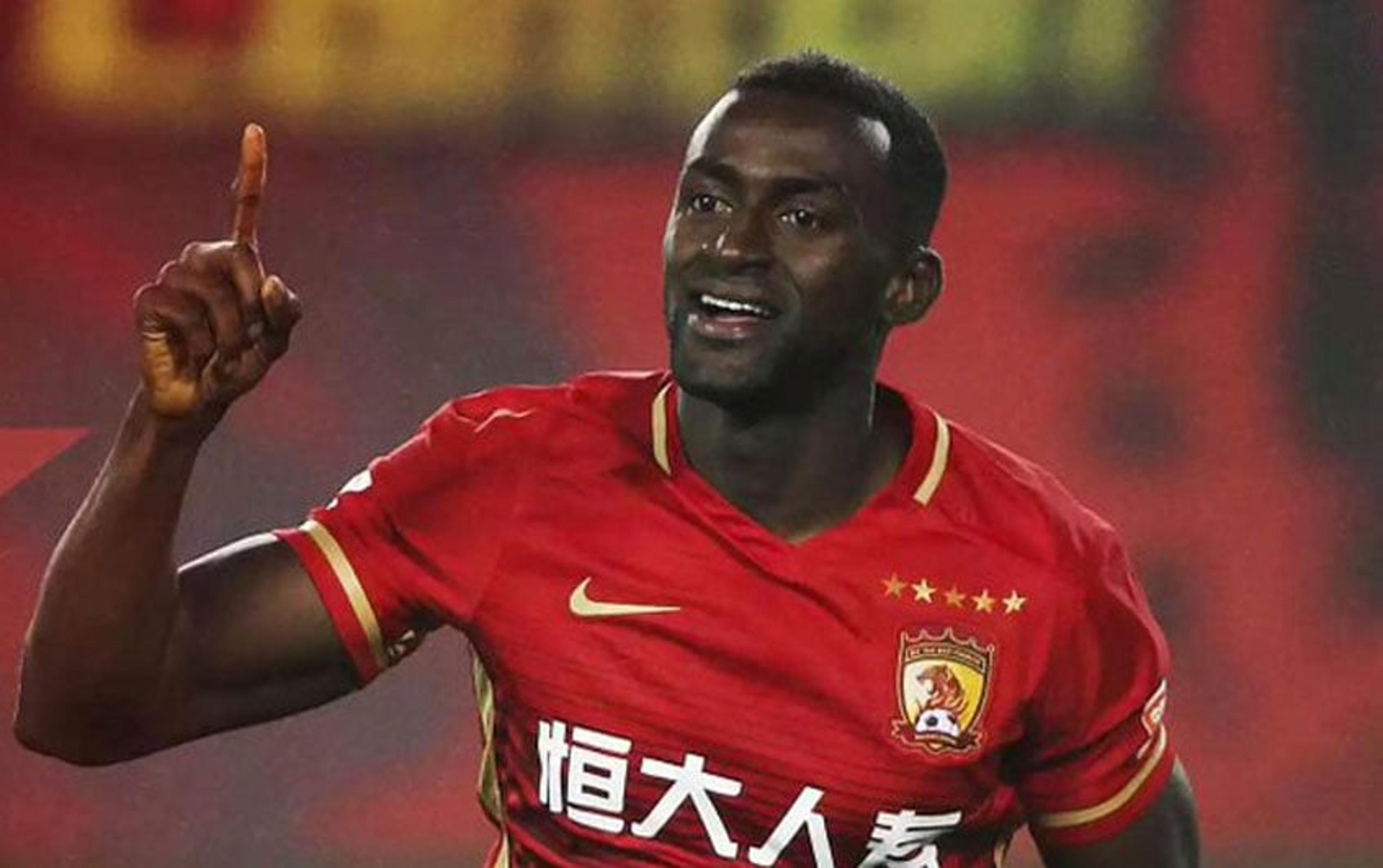 Guangzhou Evergrande vence com gol e linda assistência de Paulinho