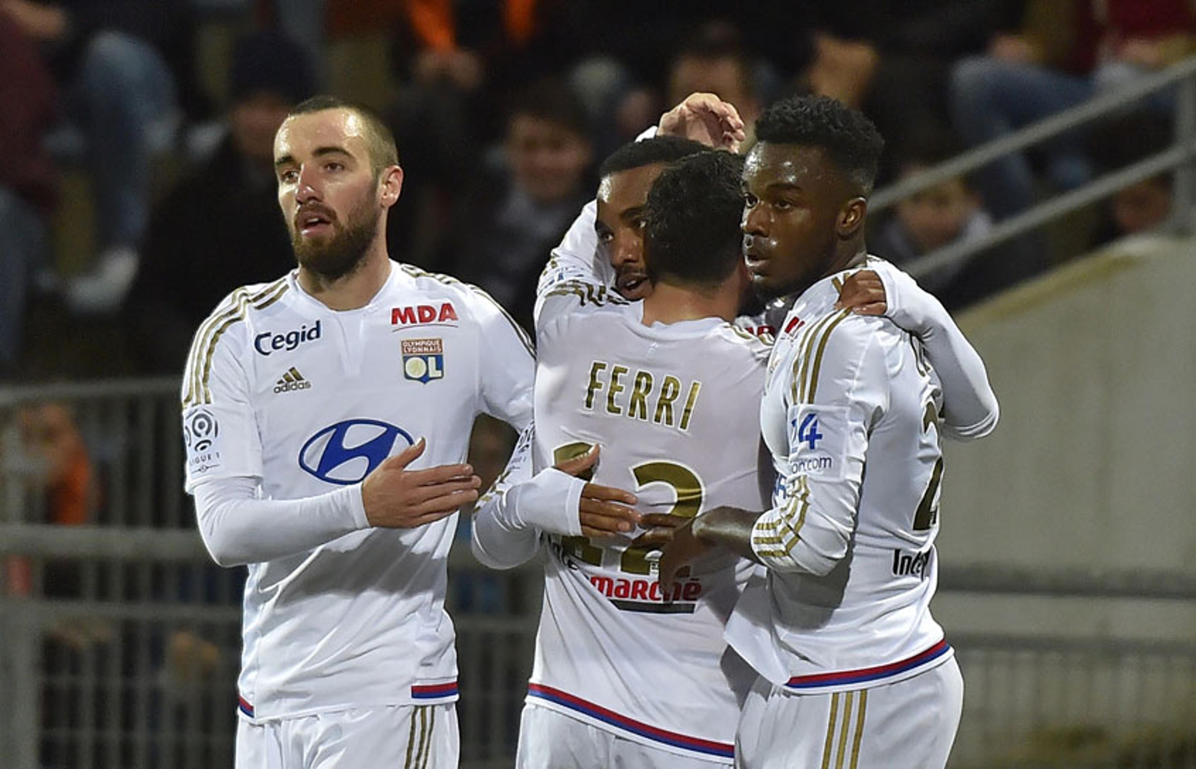 Com dois de Lacazette, Lyon bate o Lorient e volta à zona da Champions