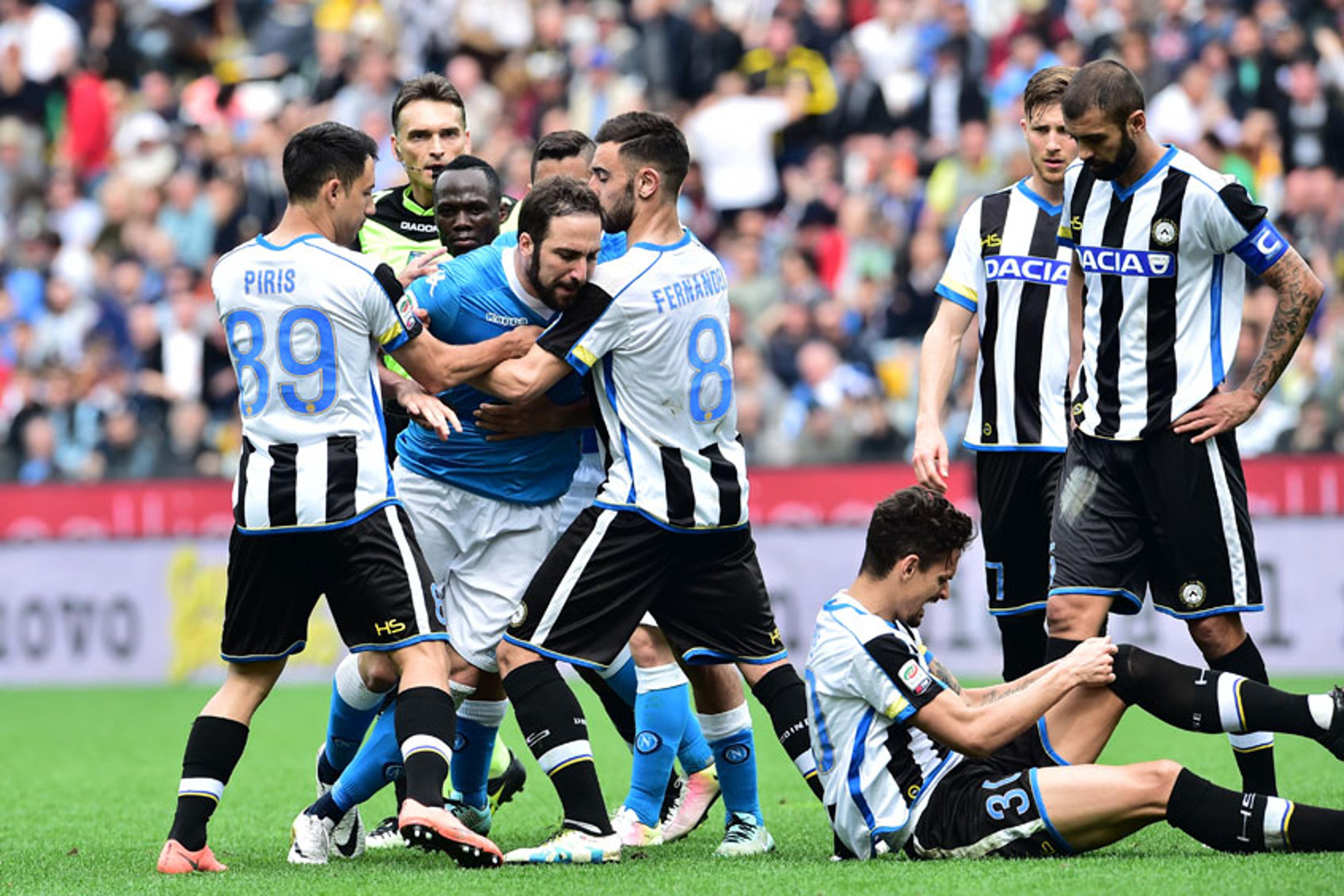 Higuaín pega suspensão pesada e desfalca o Napoli na reta final do Italiano