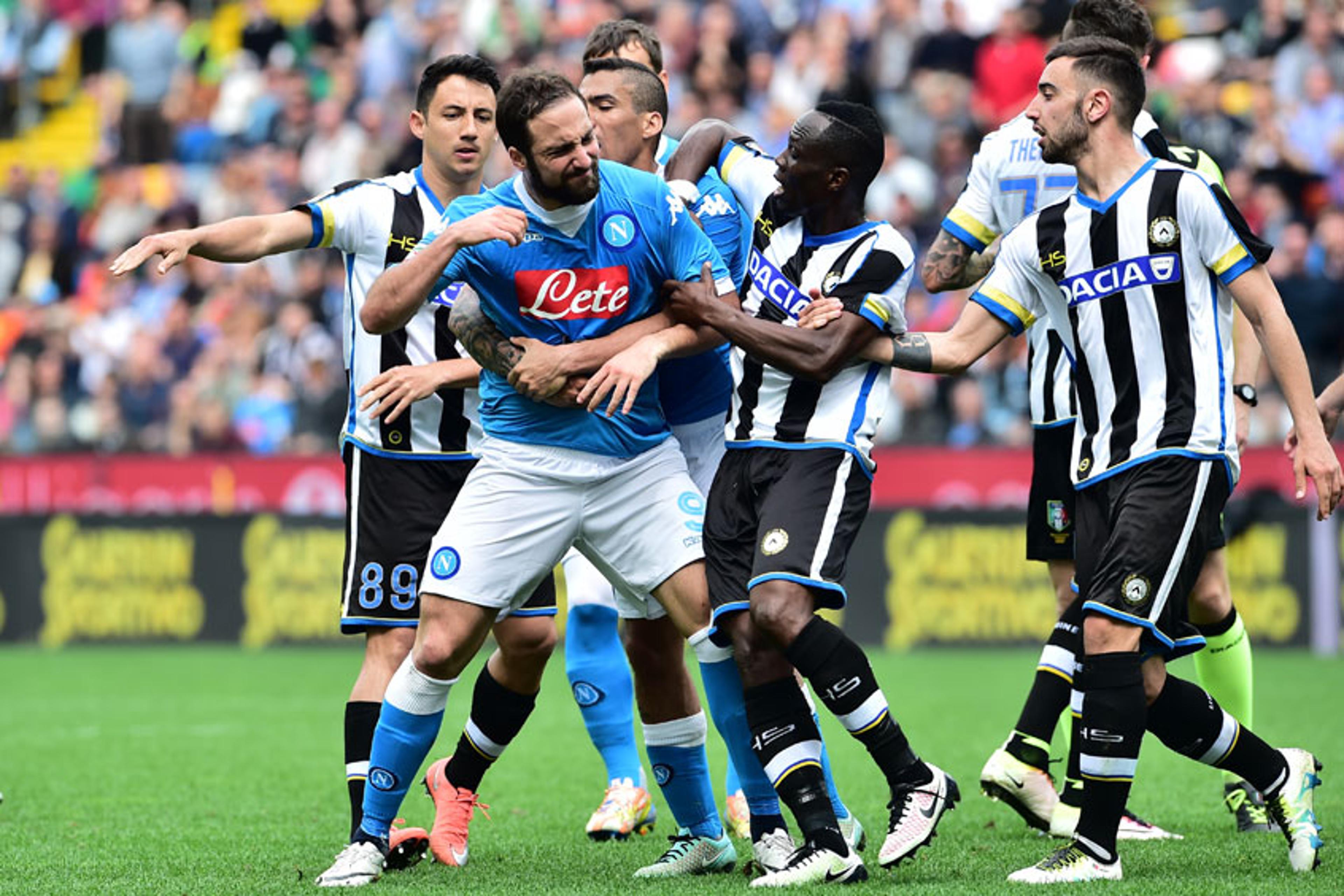 Higuaín tem punição reduzida e poderá pegar a Roma no Italiano