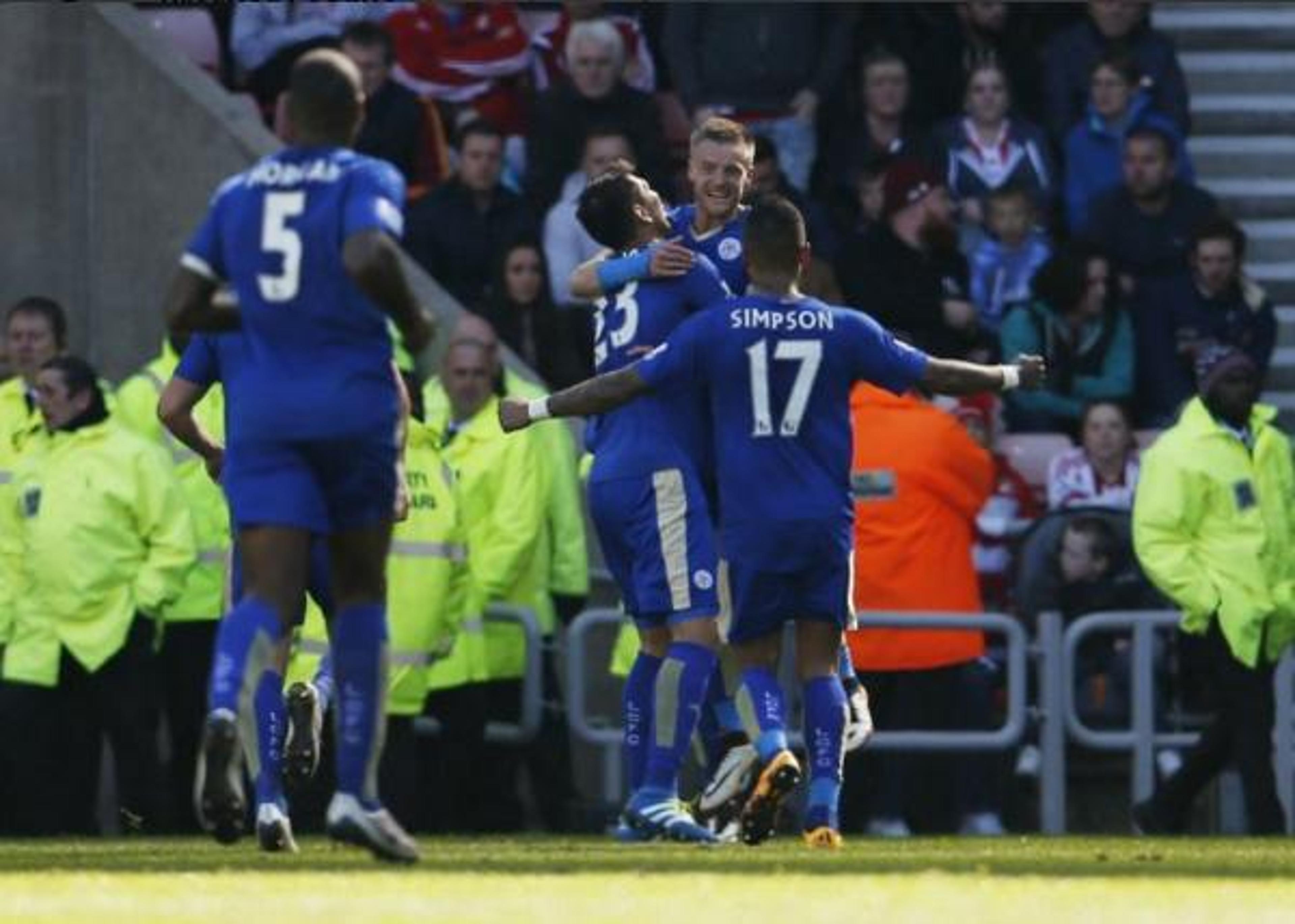 Vardy brilha, Leicester vence, segue com folga na ponta do Inglês e se garante na Champions