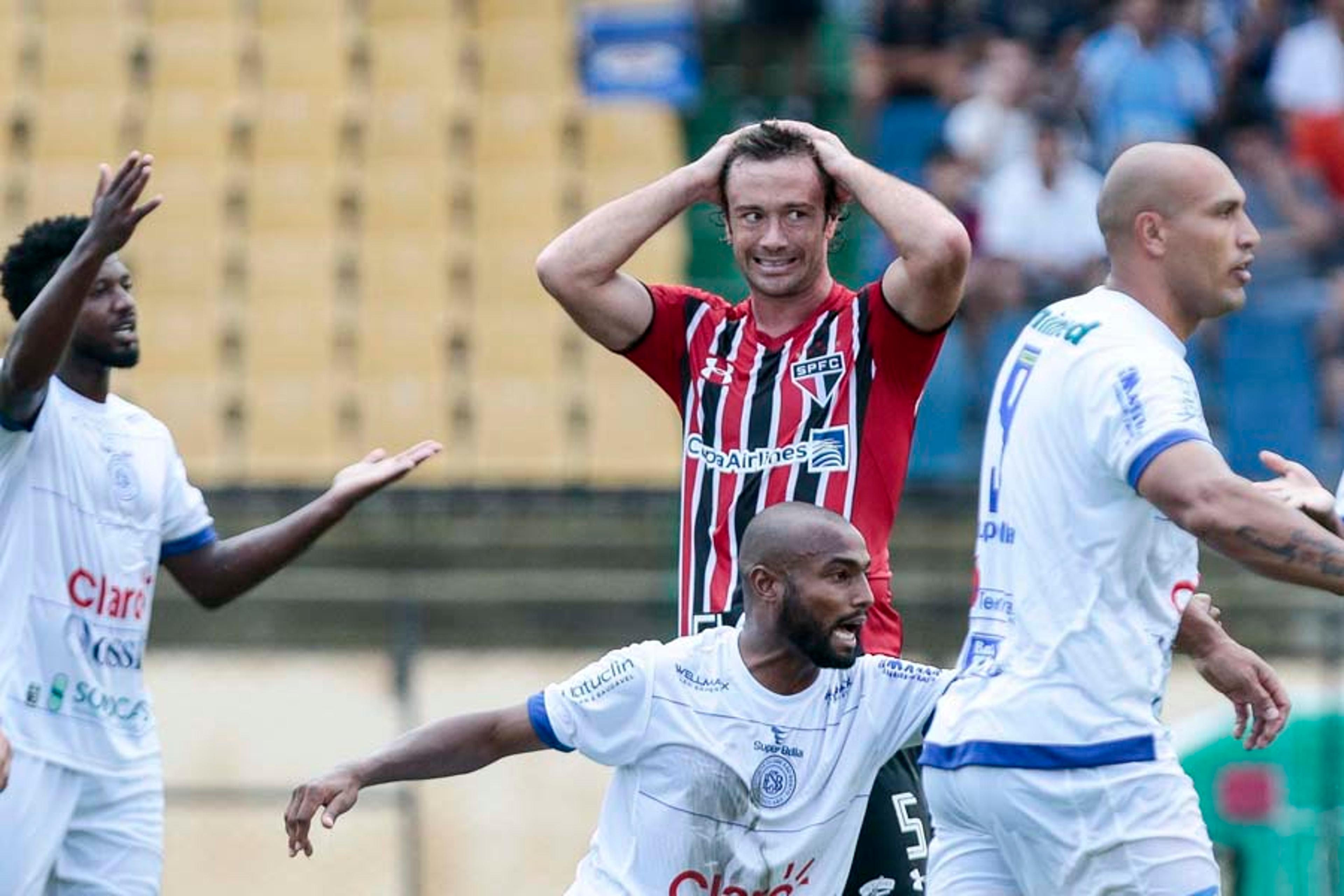 São Paulo perde gols e é castigado com derrota para o São Bento