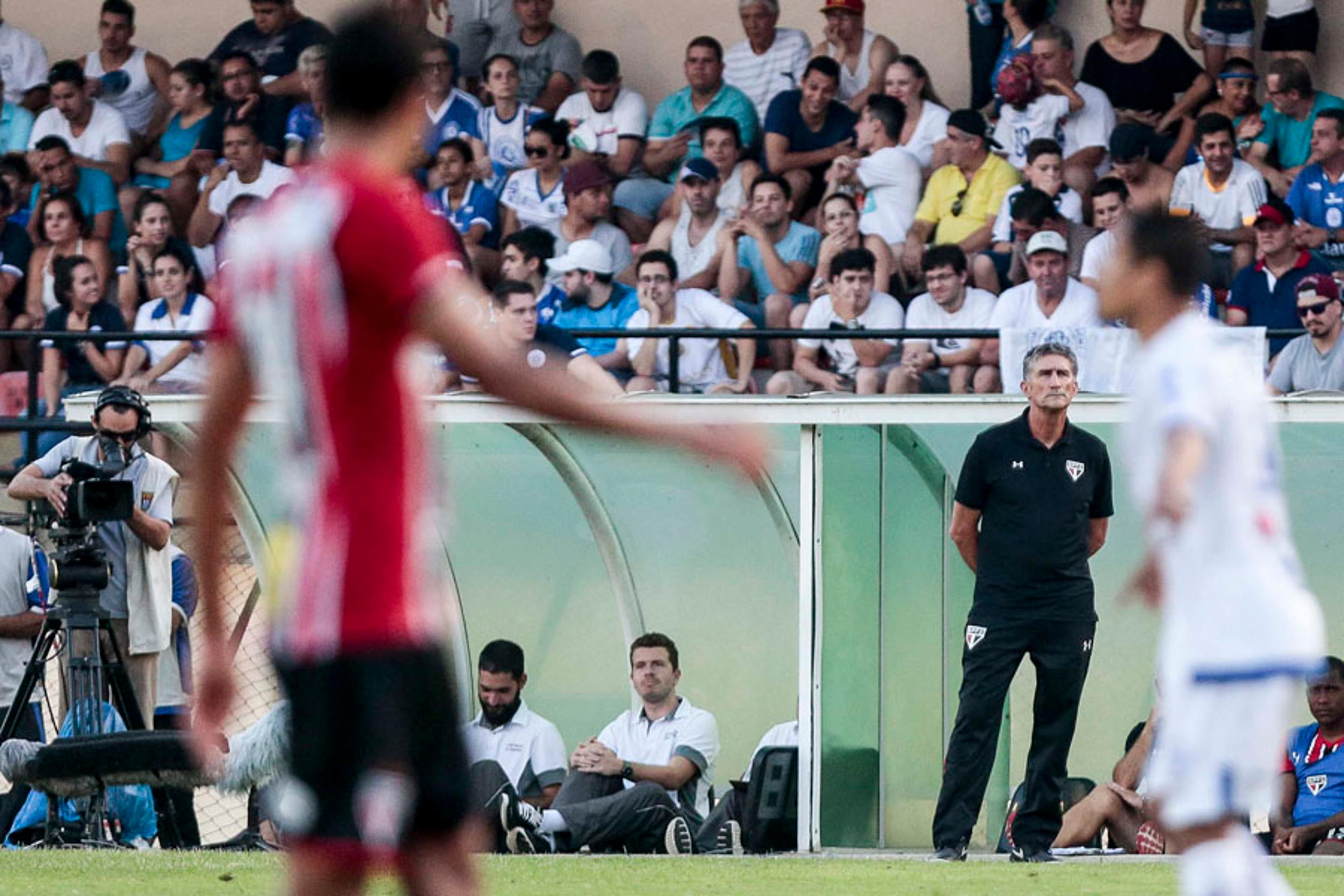 Bauza isenta Alan Kardec por falta de pontaria: ‘O importante é criar’