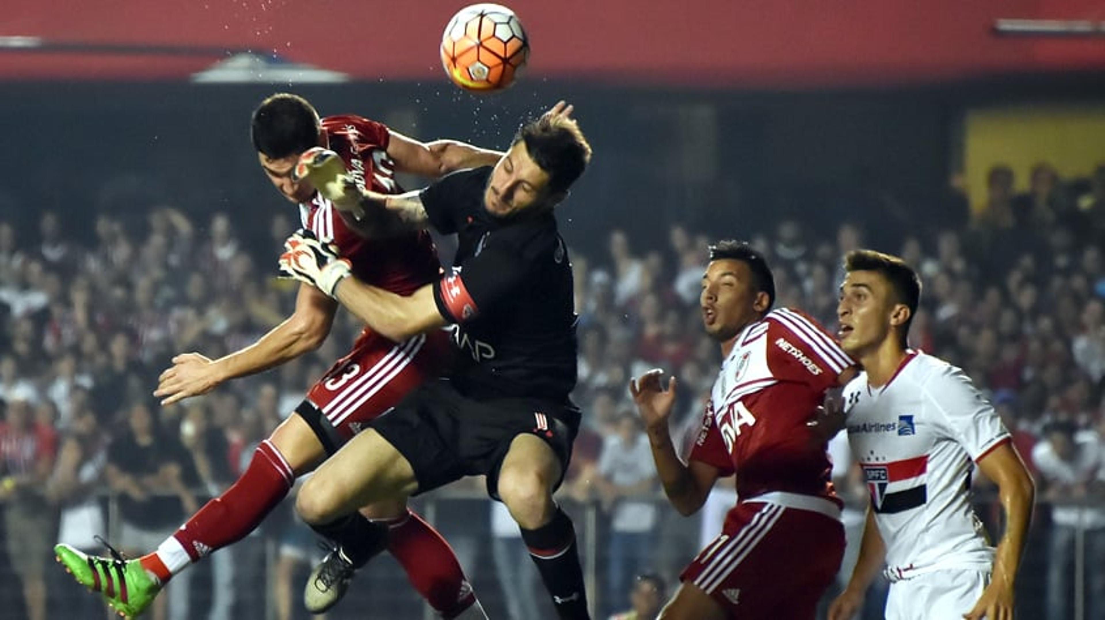 Na berlinda, Denis desafia altitude e desconfiança da torcida do São Paulo