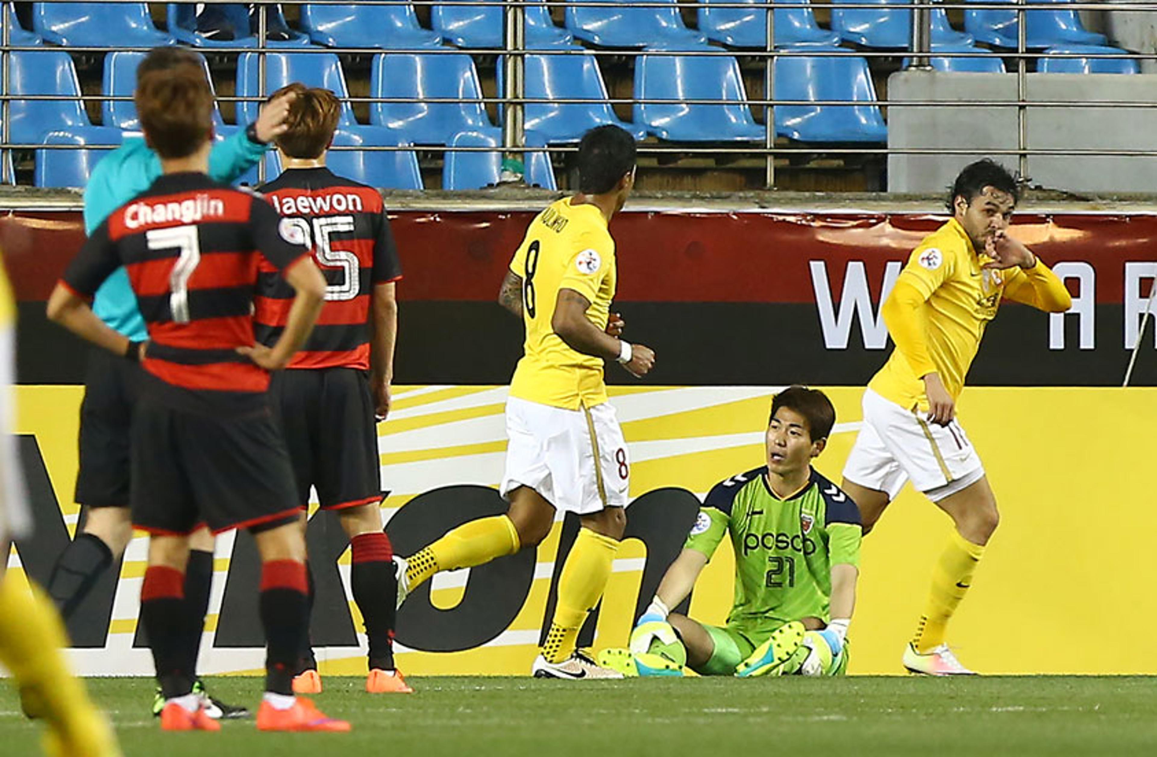 Ricardo Goulart marca e Guangzhou ainda respira; Elkeson e Conca garantem vaga para o Shanghai SIPG