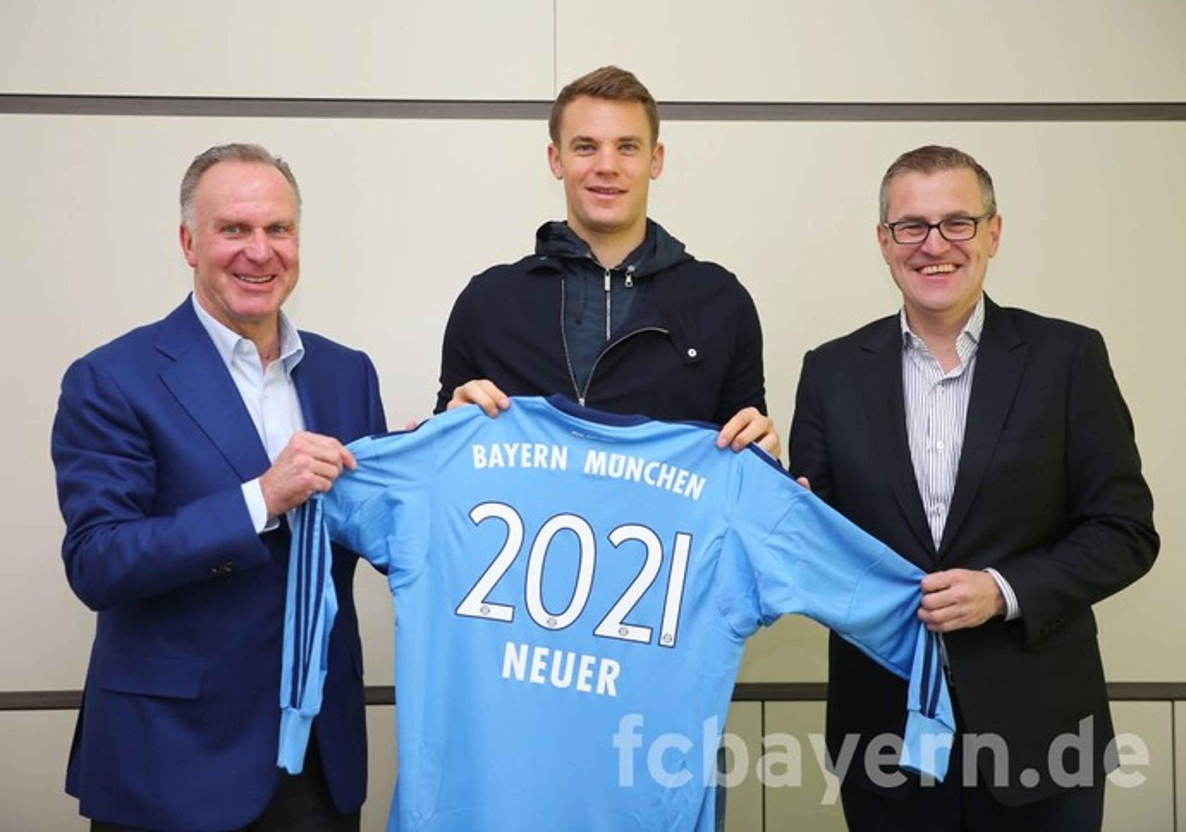 Cinco anos! Bayern anuncia a renovação de Manuel Neuer