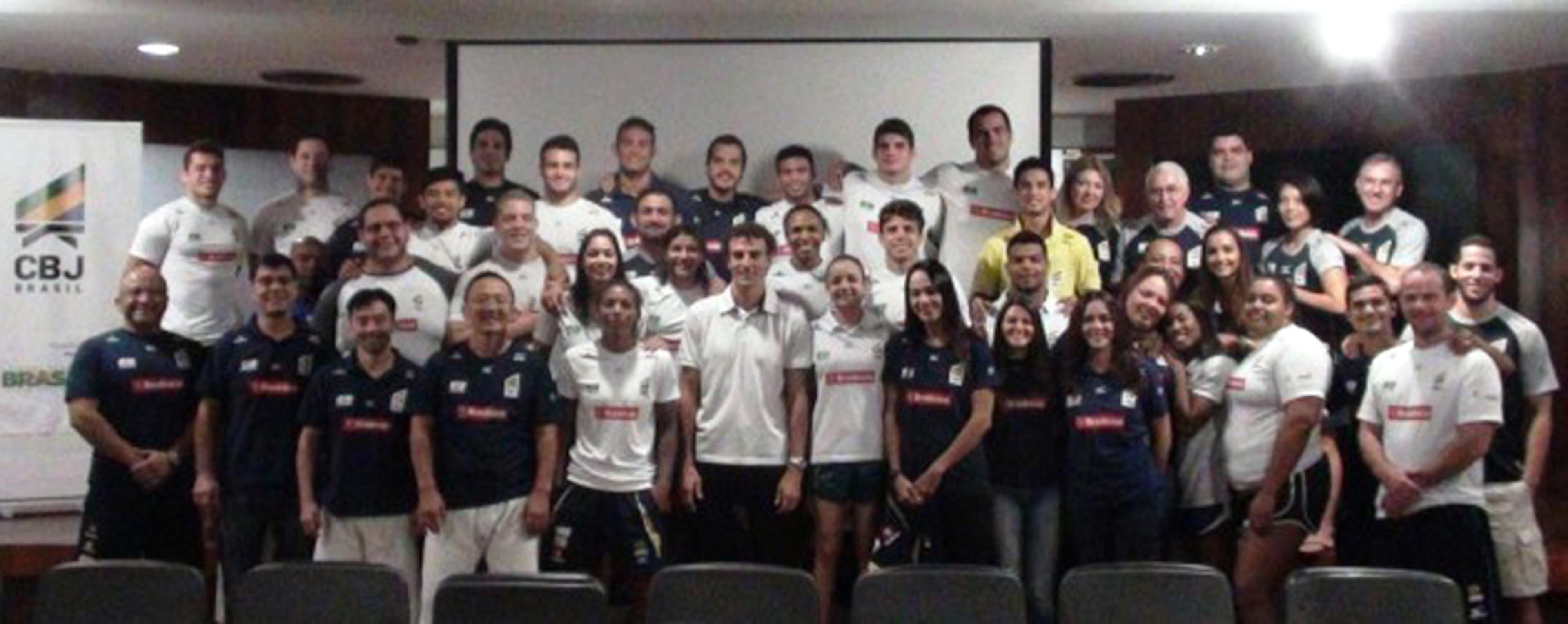 Em fase final de preparação, judocas têm palestra com campeão olímpico