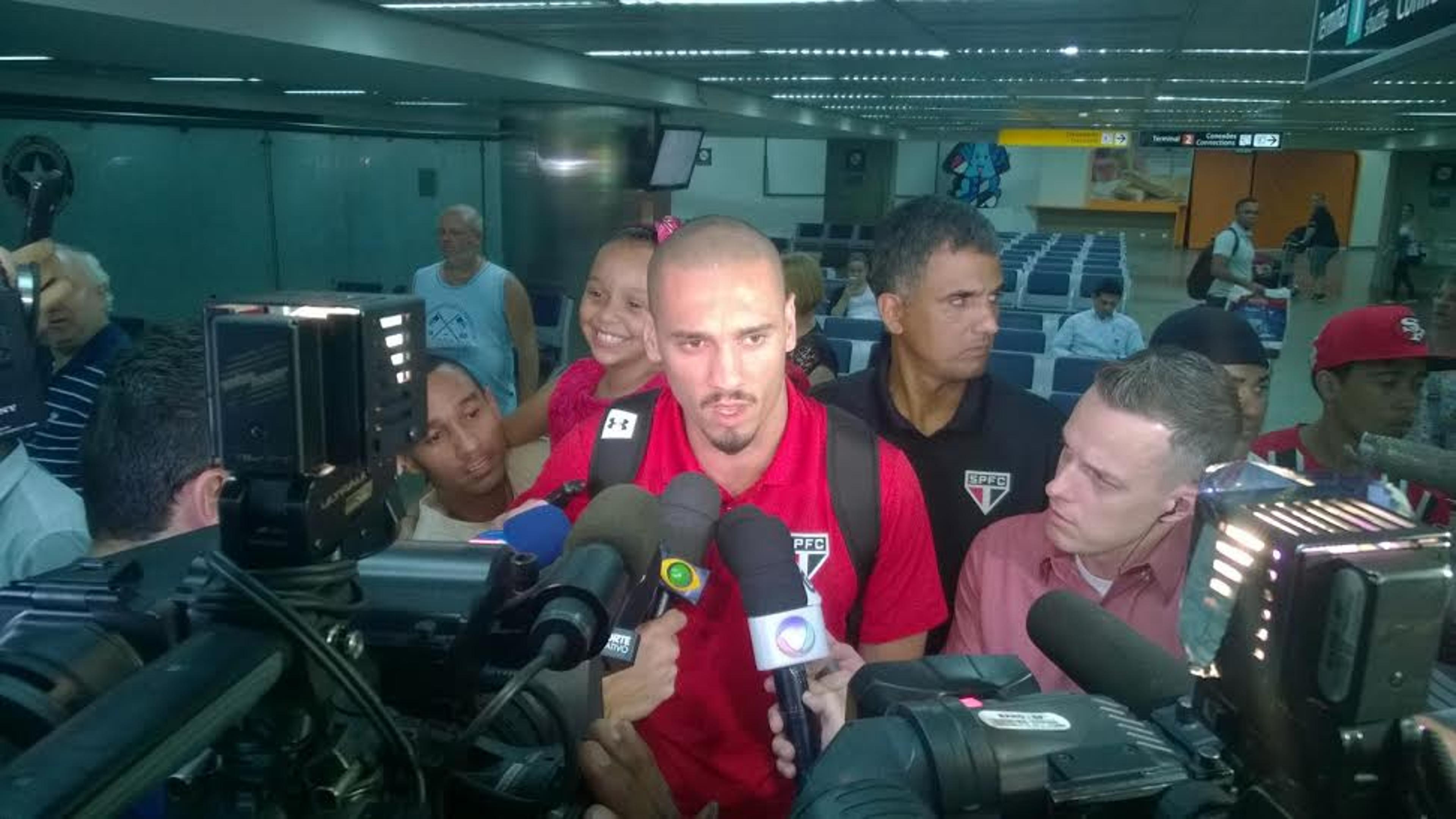 São Paulo volta ao Brasil com festa para Maicon e provocações a Denis