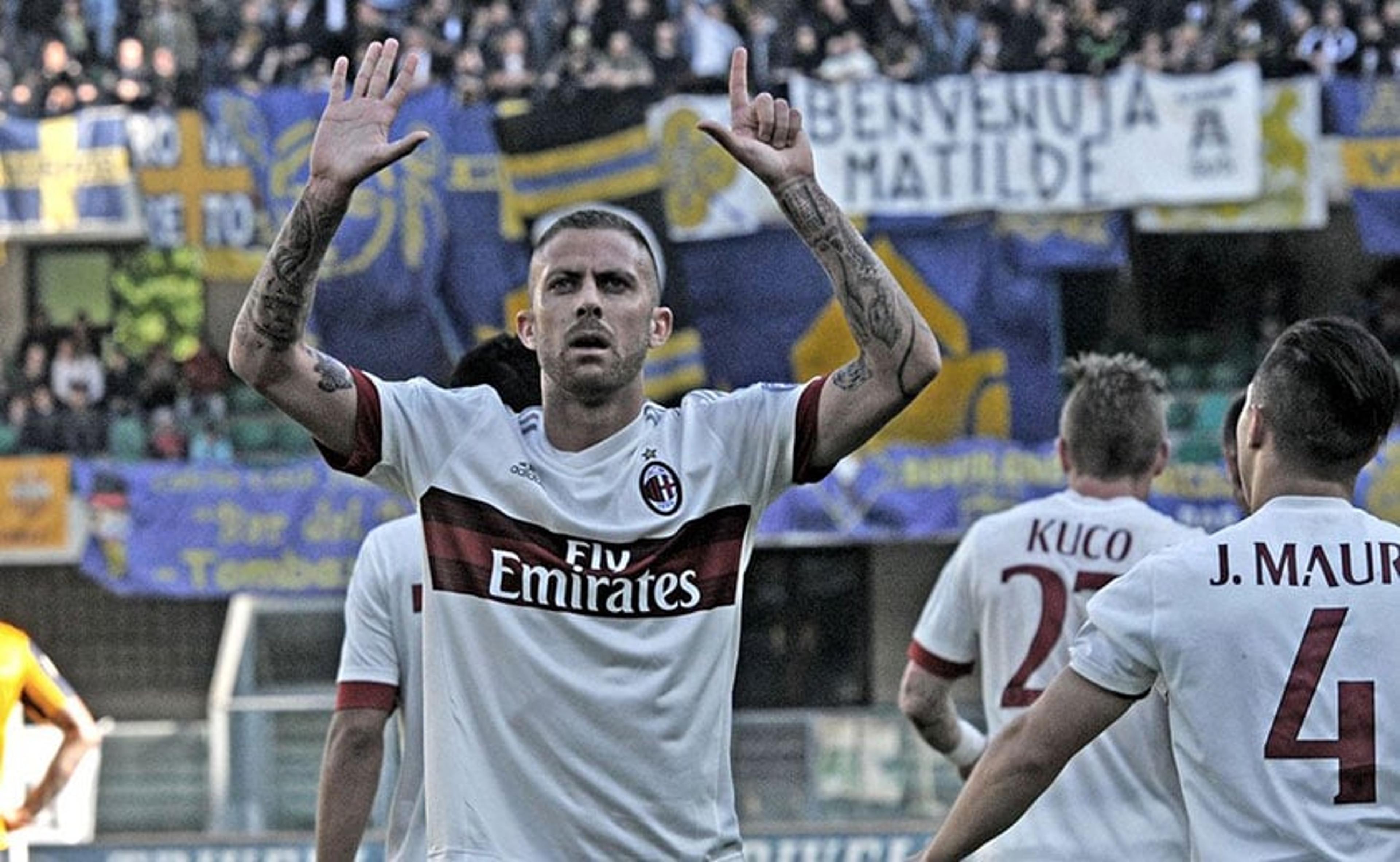 Verona marca no fim, vence o Milan e mantém chance de ficar na elite