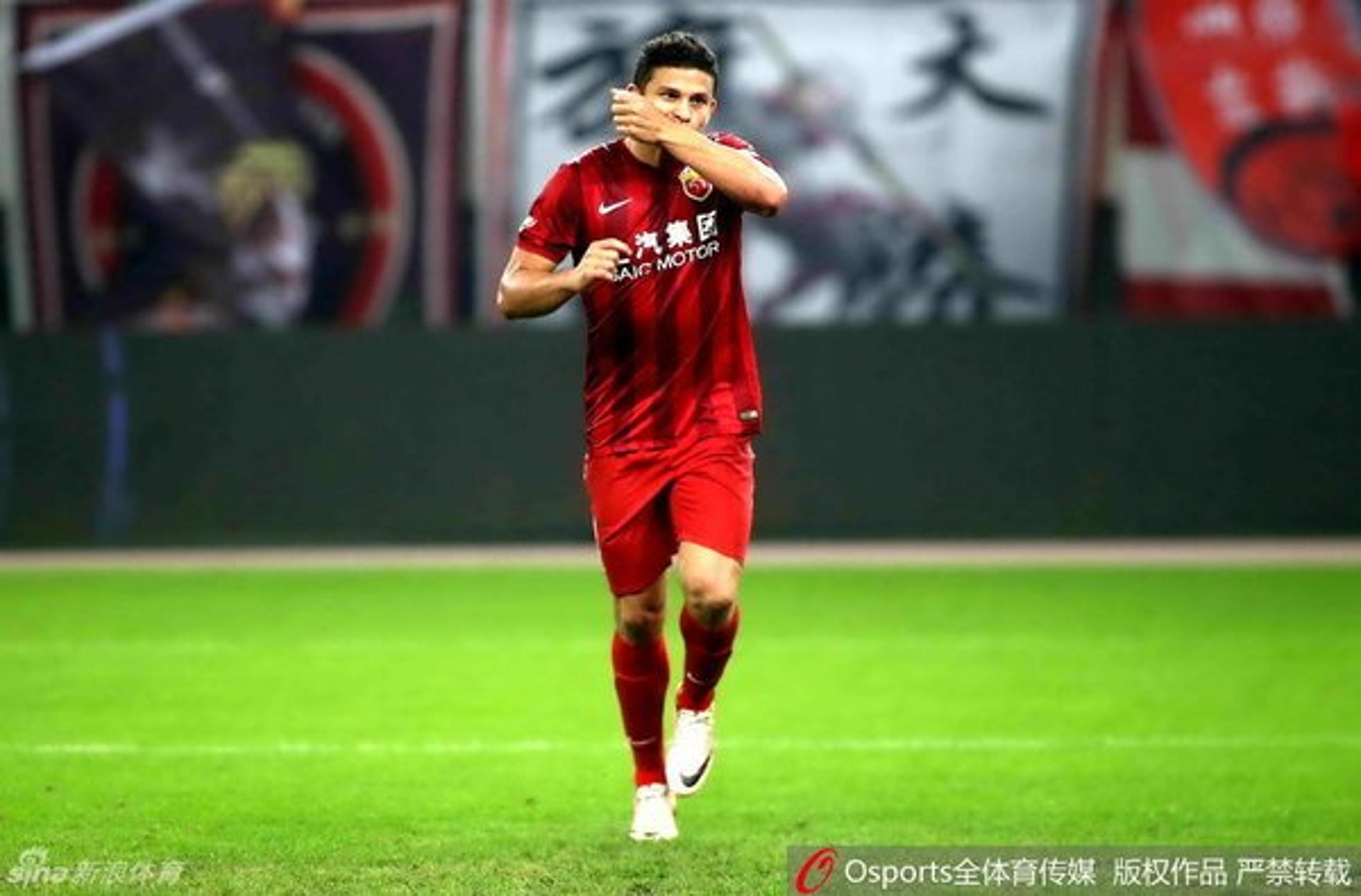 Elkeson faz dois em vitória do Shanghai SIPG; Time de Mano perde