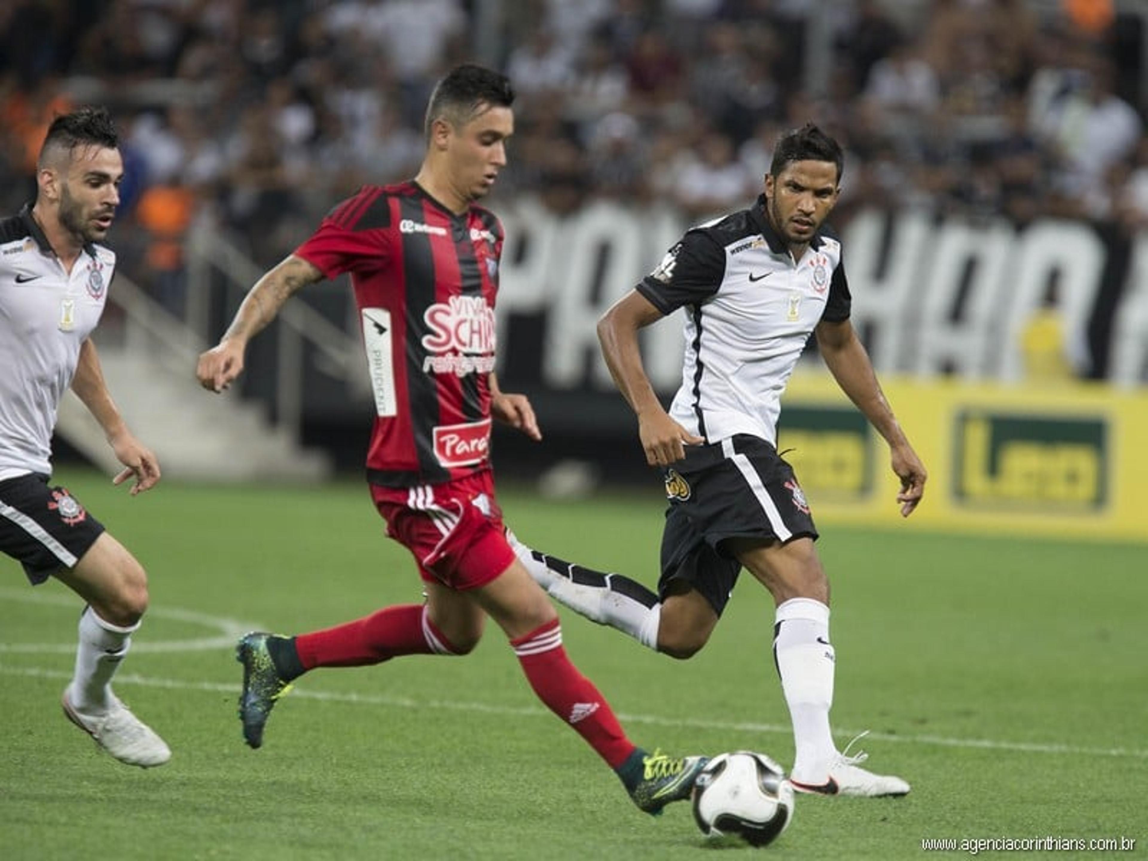 Às vésperas de possível punição, Yago tem apoio de colegas no Corinthians