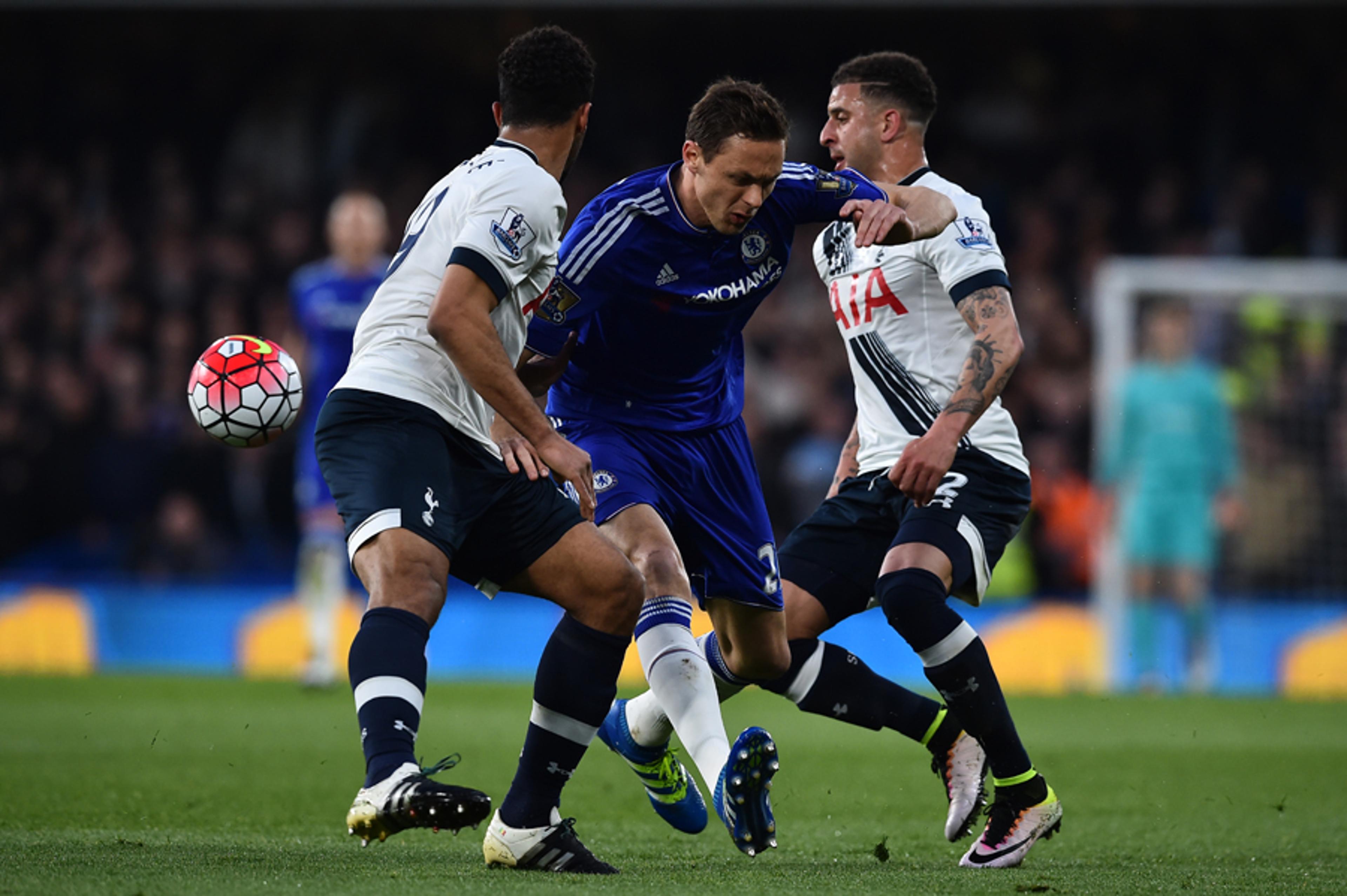 Ainda sem perder, Tottenham visita líder Chelsea pelo Inglês