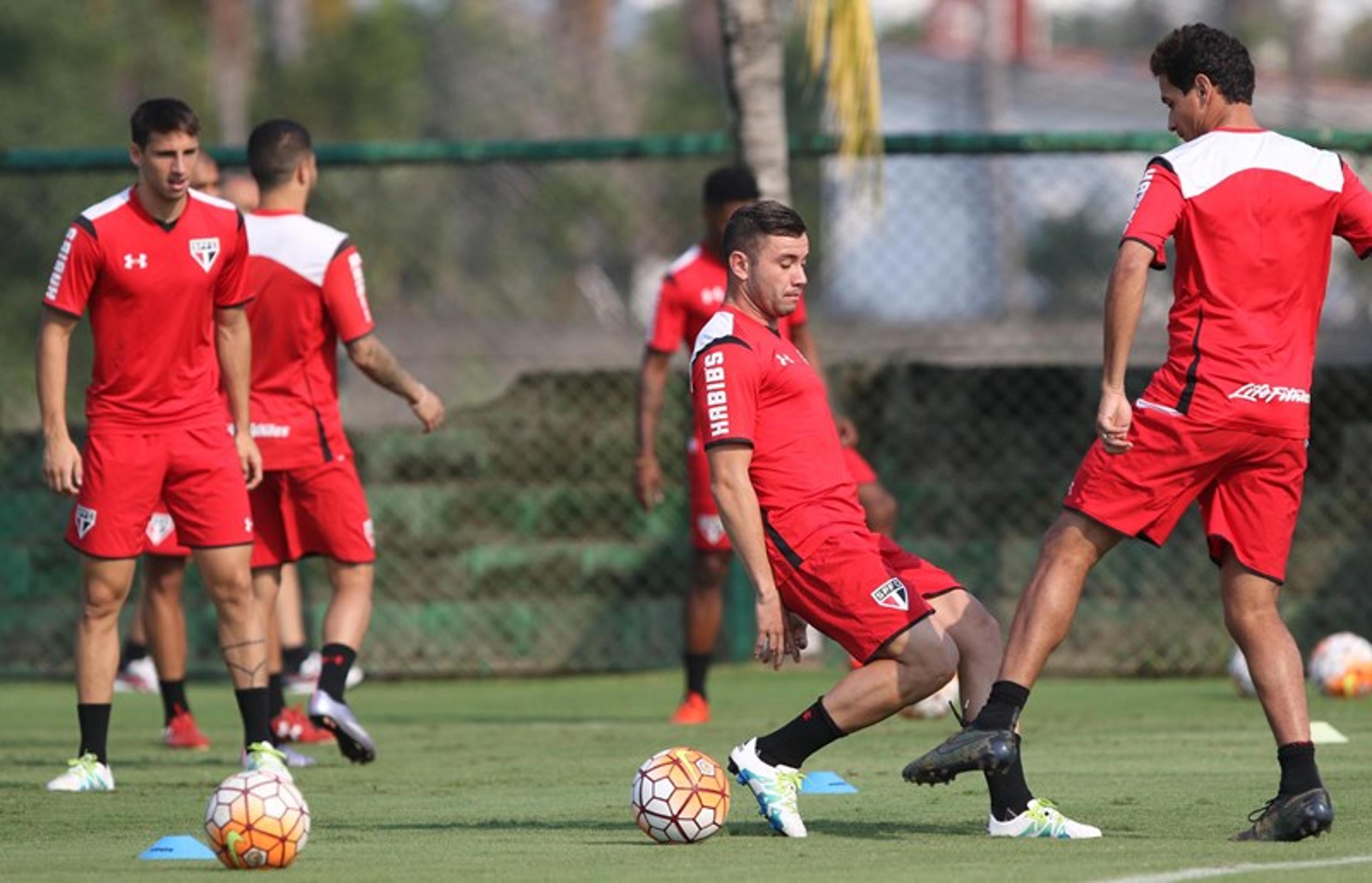 VÍDEO: Ganso faz gol de voleio e mostra muita animação em treino do São Paulo