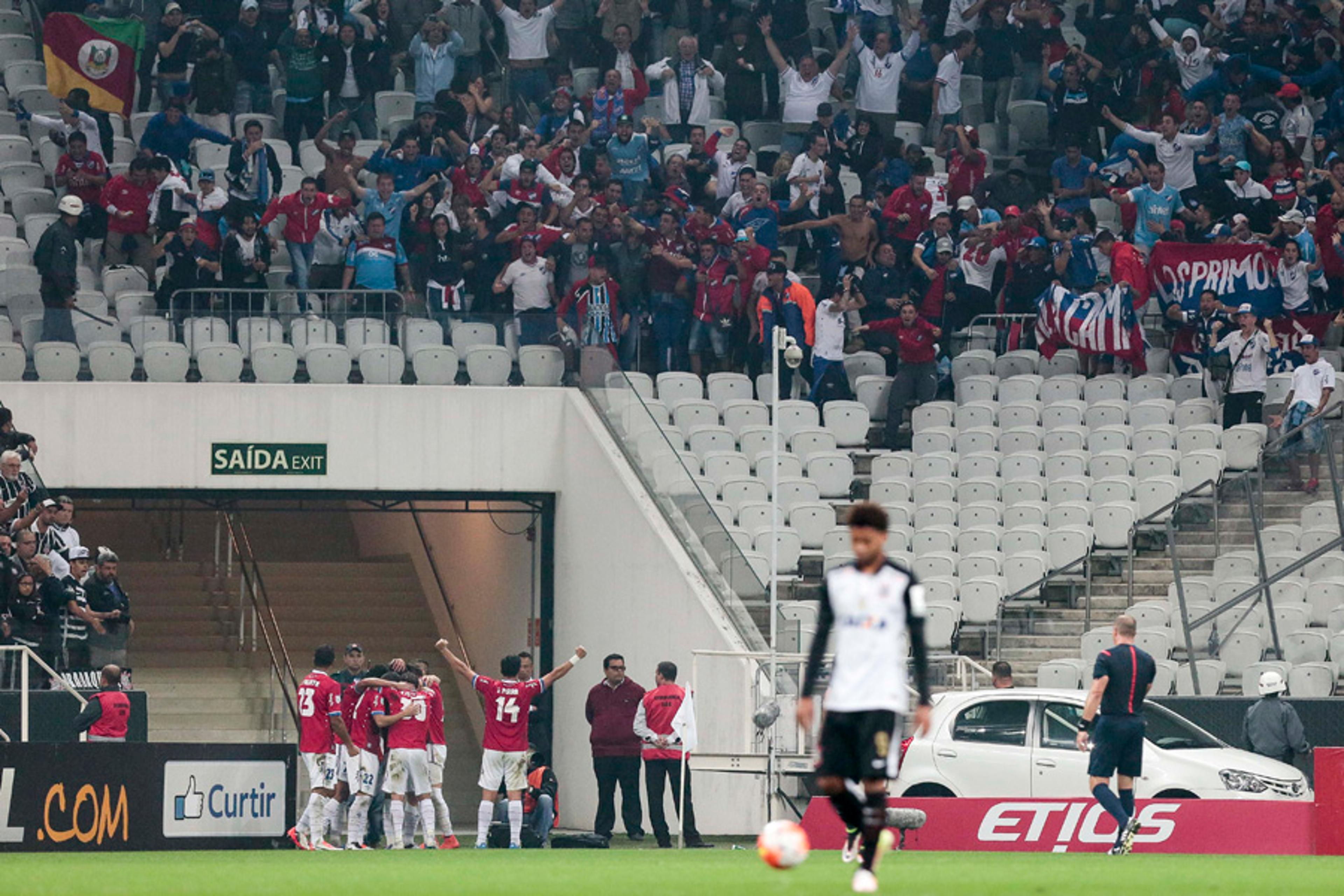 Após nova queda, Edu Gaspar diz que ‘não está tudo ruim’ no Corinthians