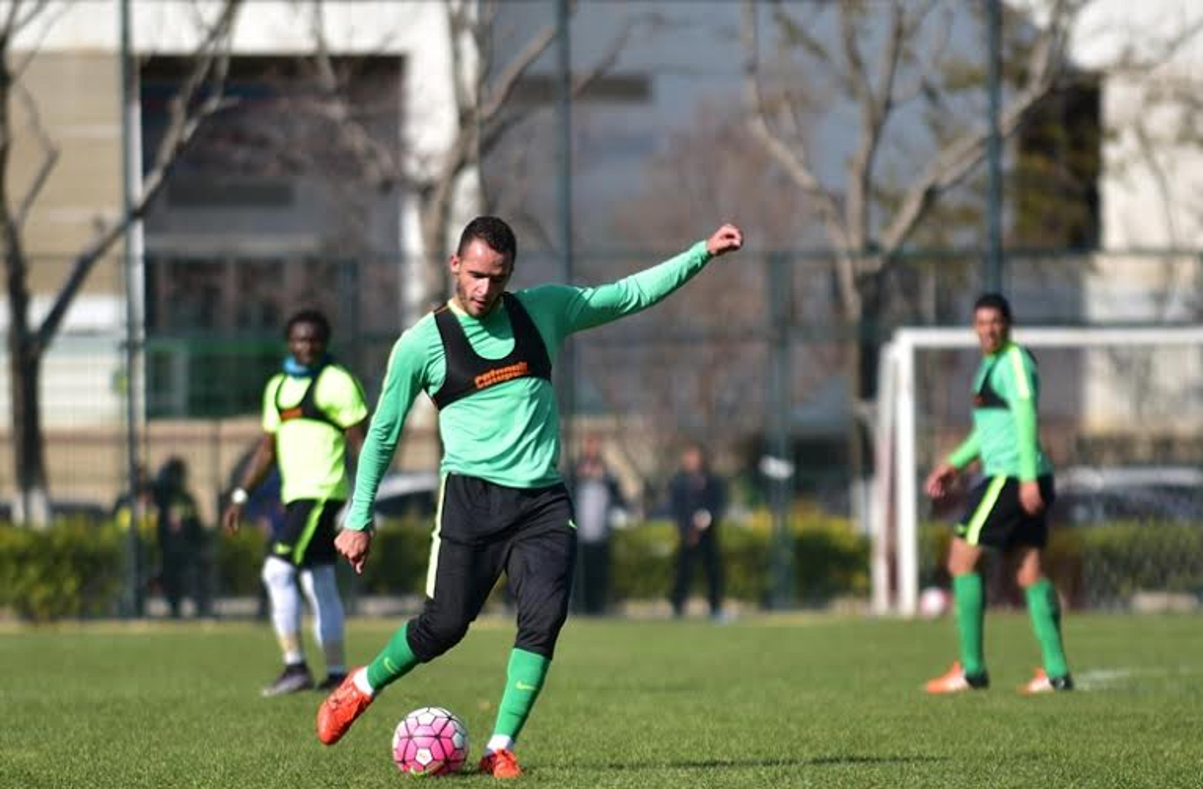 Convocado, Renato Augusto lidera Beijing em jogo contra brazucas