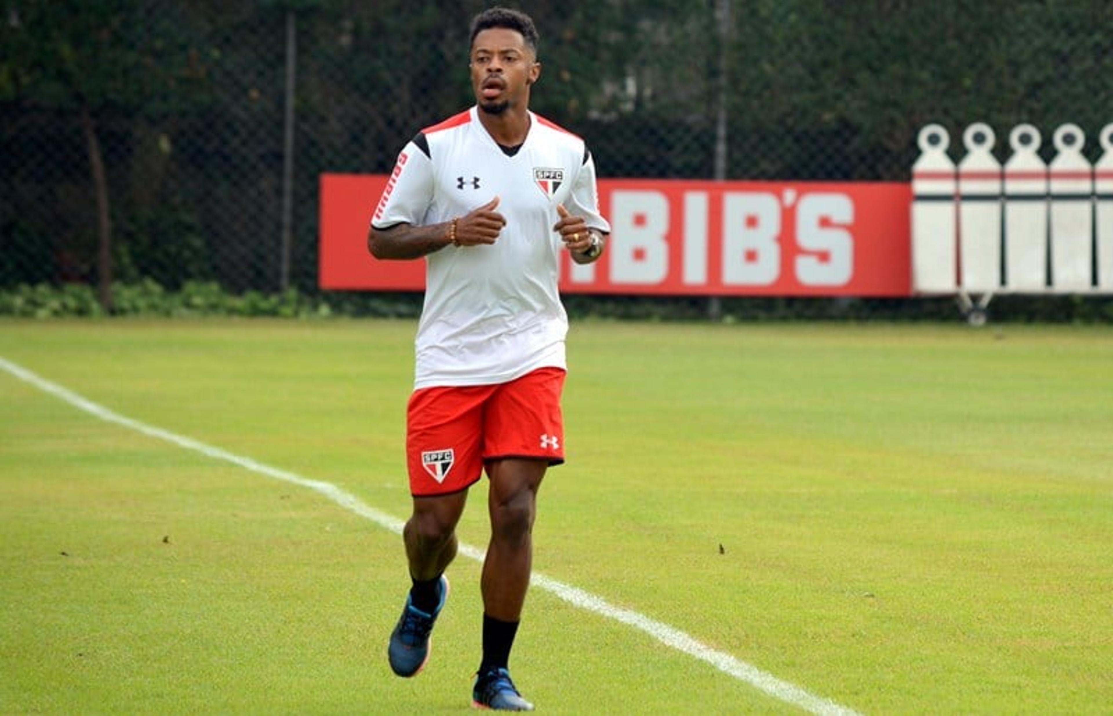 Michel Bastos já corre no gramado e diz: ‘Não senti nenhum incômodo’