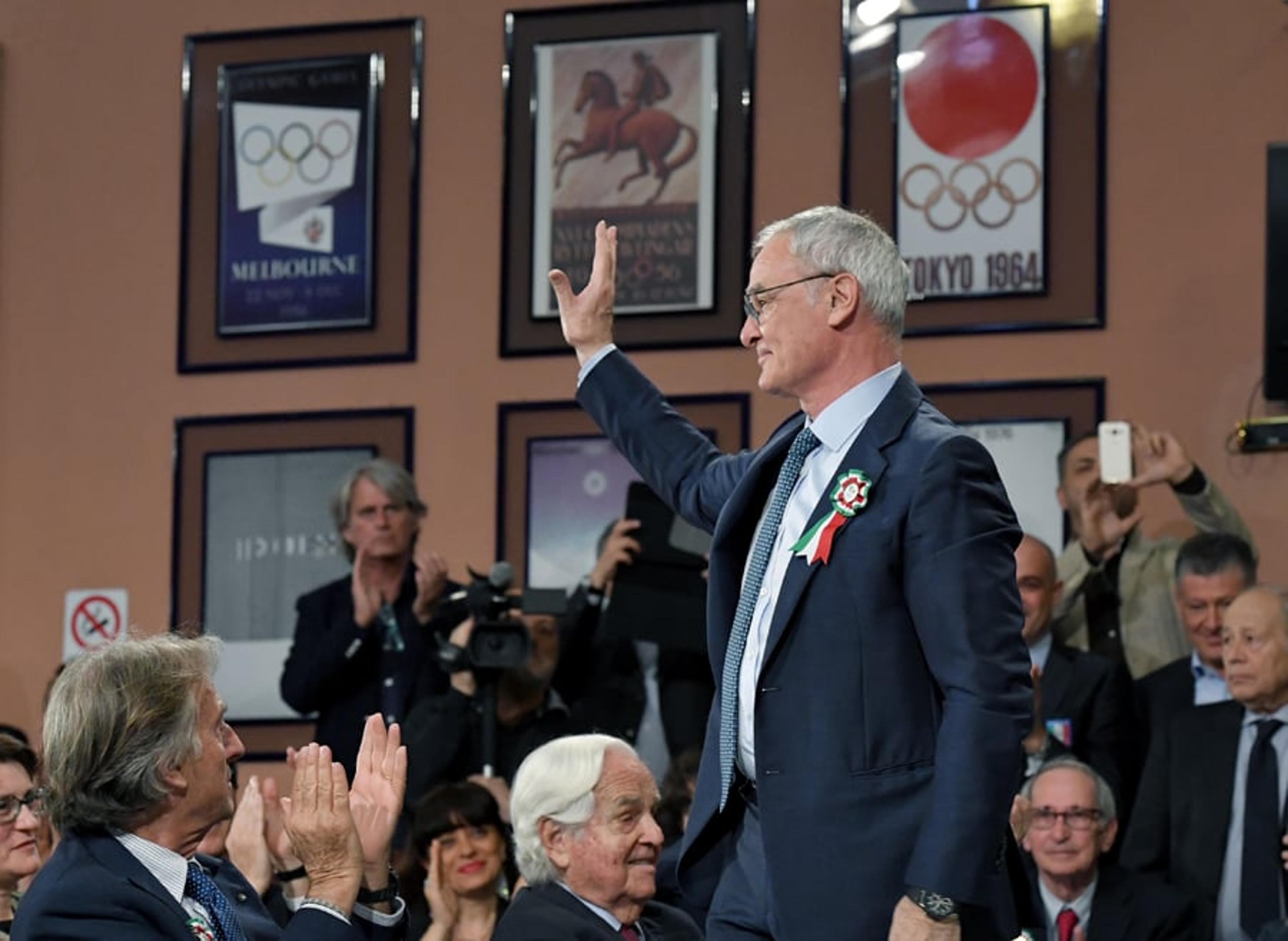 Ranieri é eleito o melhor treinador da temporada na Inglaterra