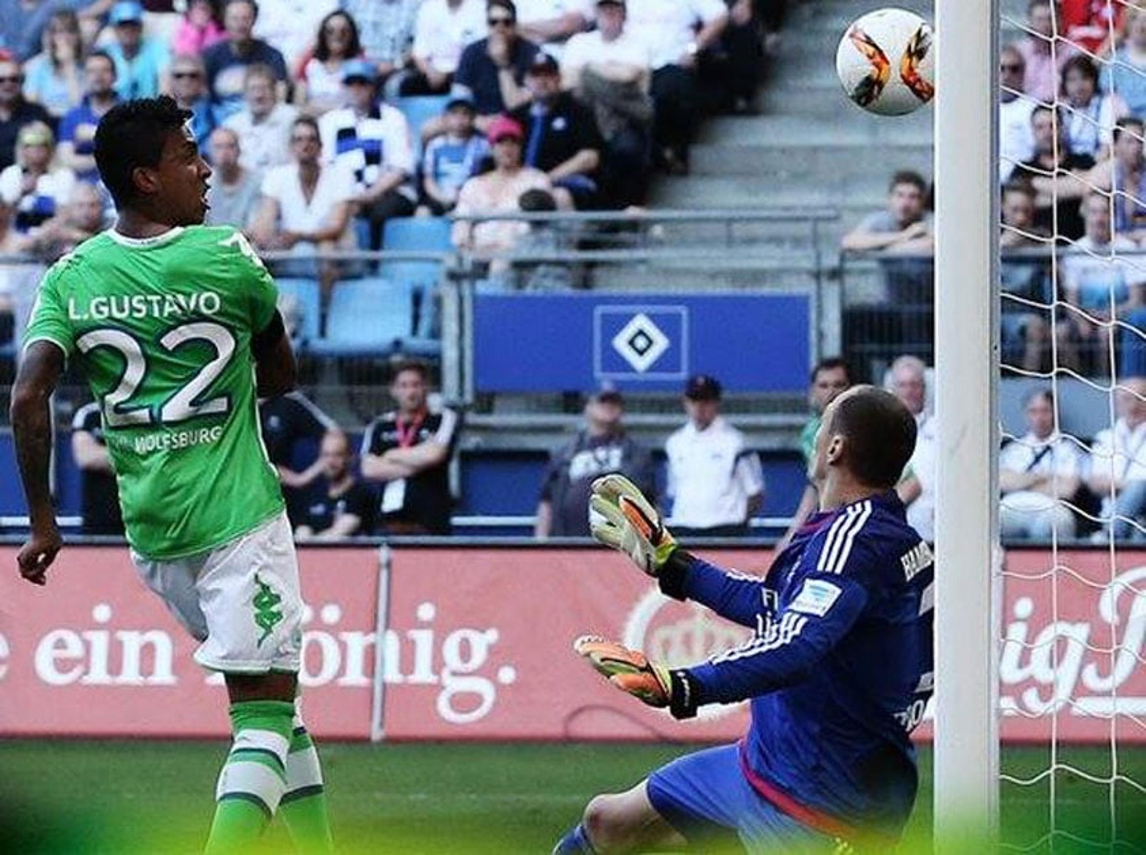 Motivado por convocação, Luiz Gustavo celebra gol e boa fase