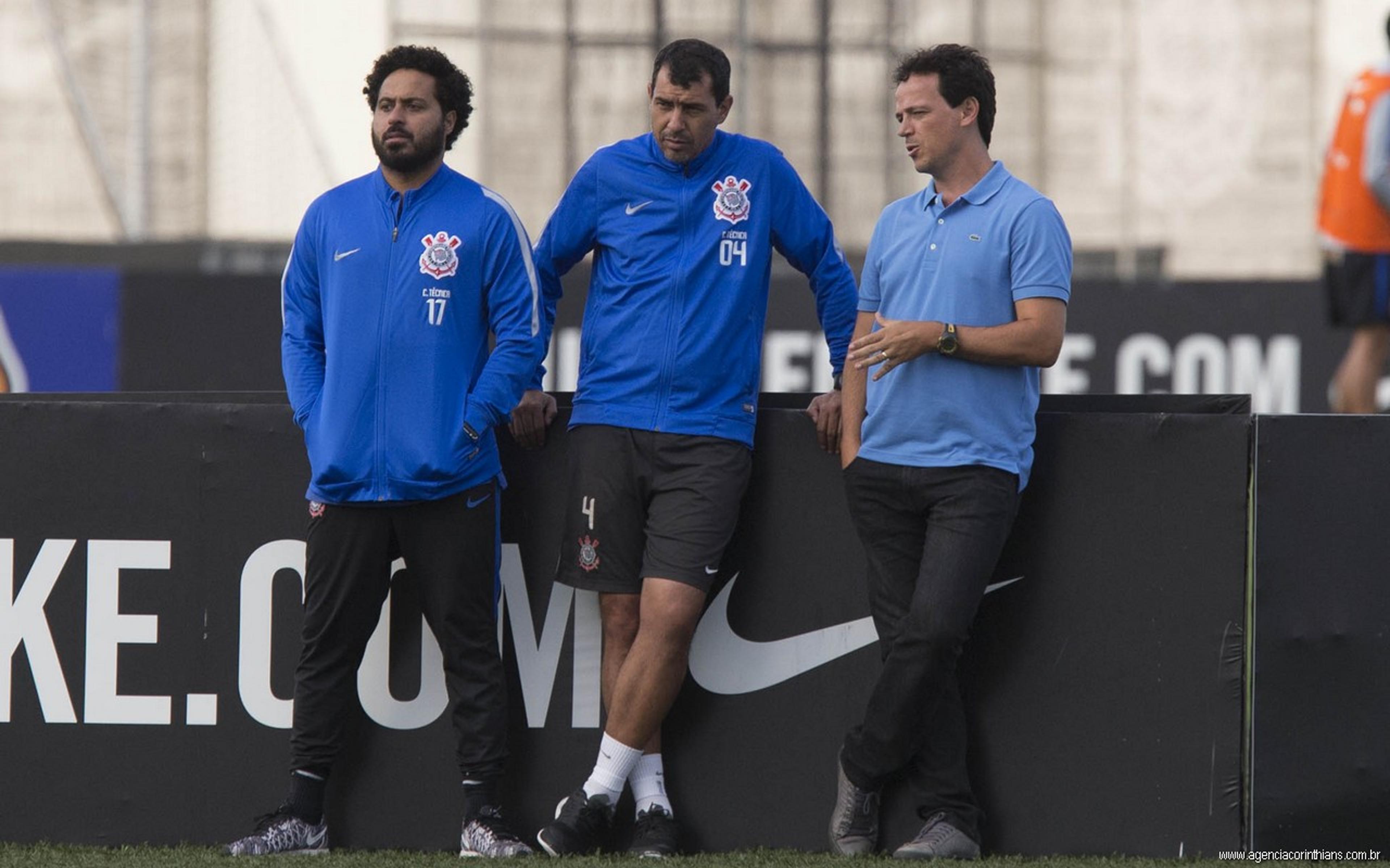 Treino do Timão tem visita de técnico do Audax e novo visual de atacante