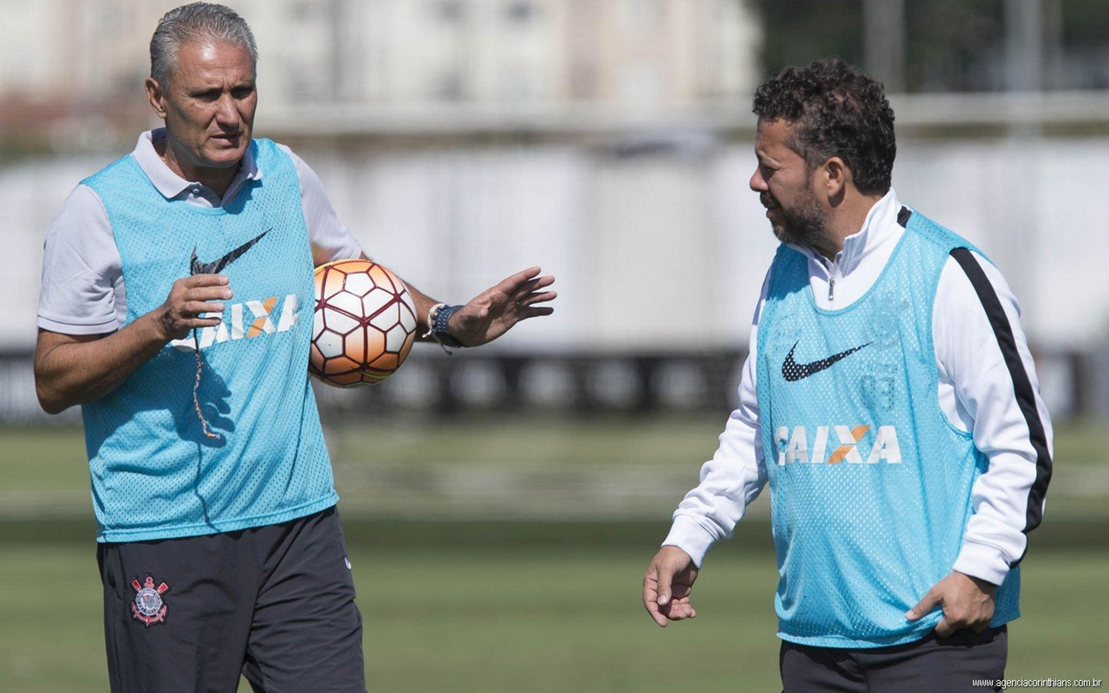 De olho em Jadson, auxiliar de Tite assiste a treino do Corinthians