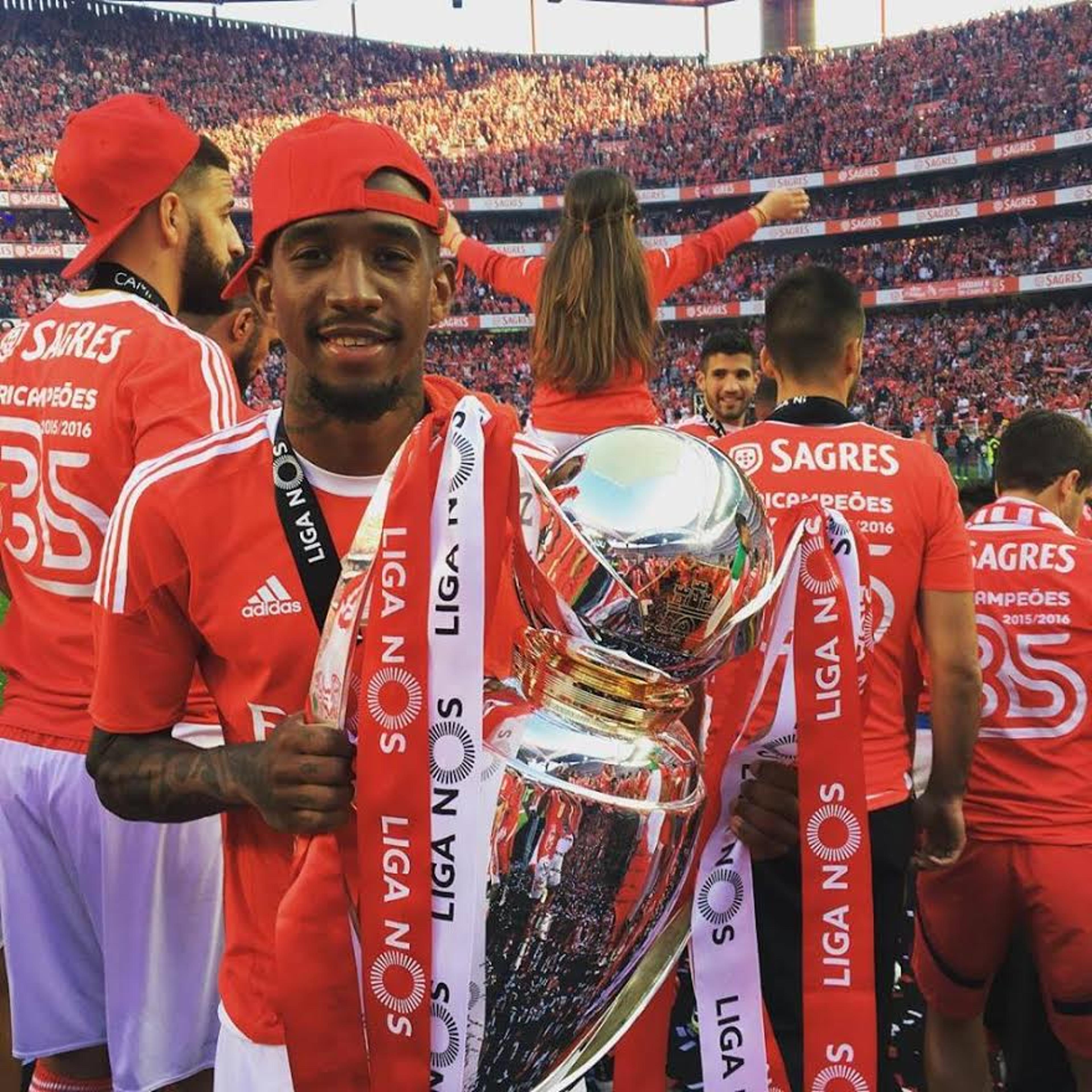 Sem espaço no Benfica, Talisca deve trocar Portugal pela Premier League