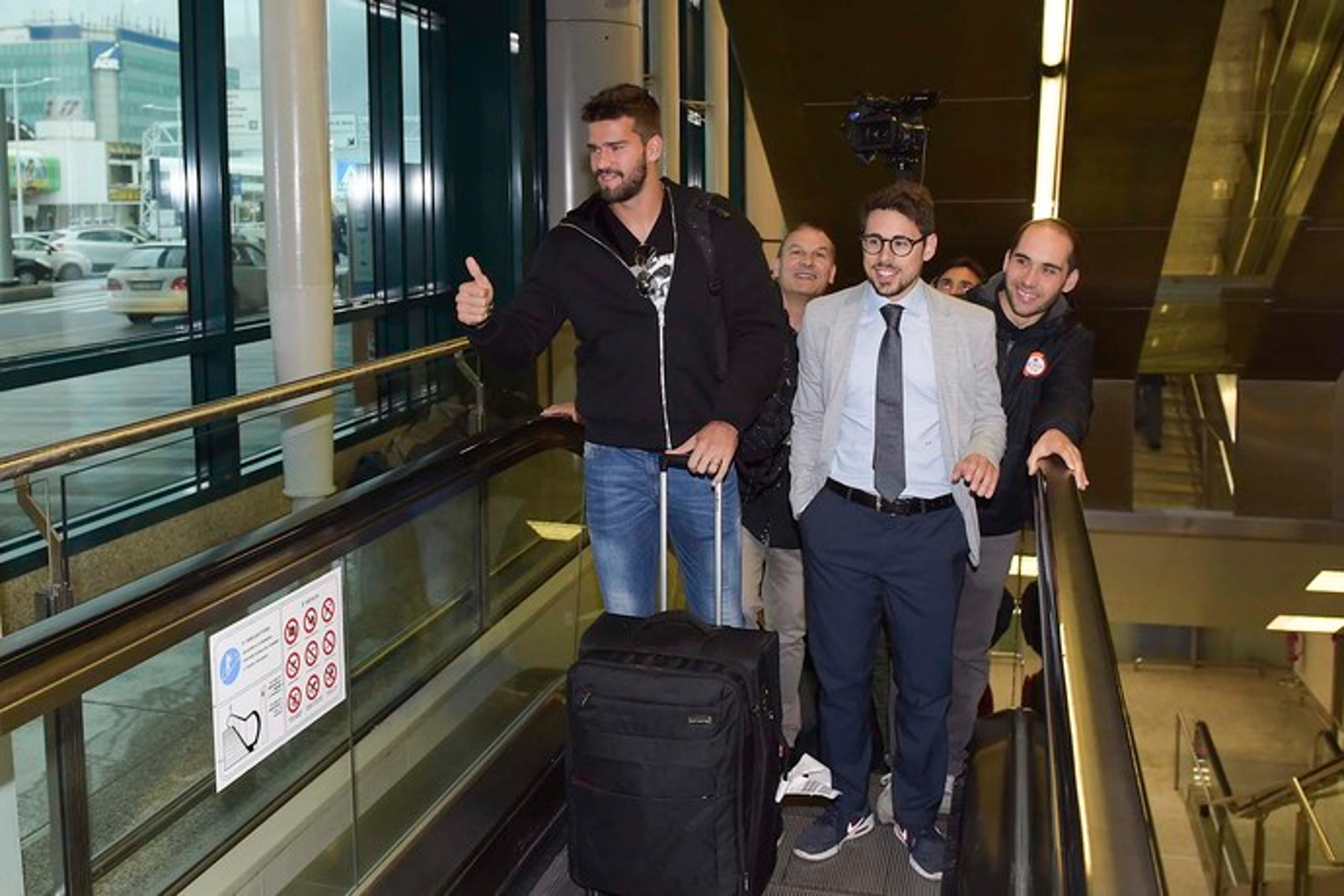 Alisson chega à Itália para fazer exames e se apresentar à Roma