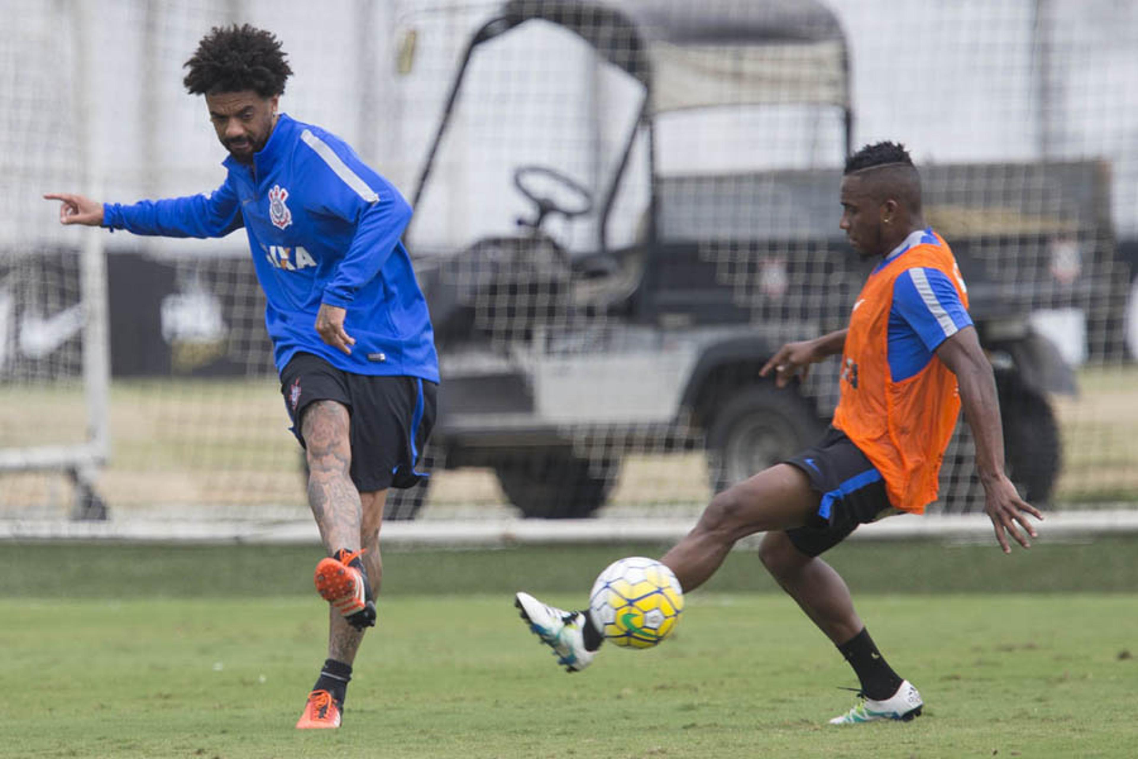 Timão volta aos trabalhos sem Elias em campo, mas com reforço caseiro