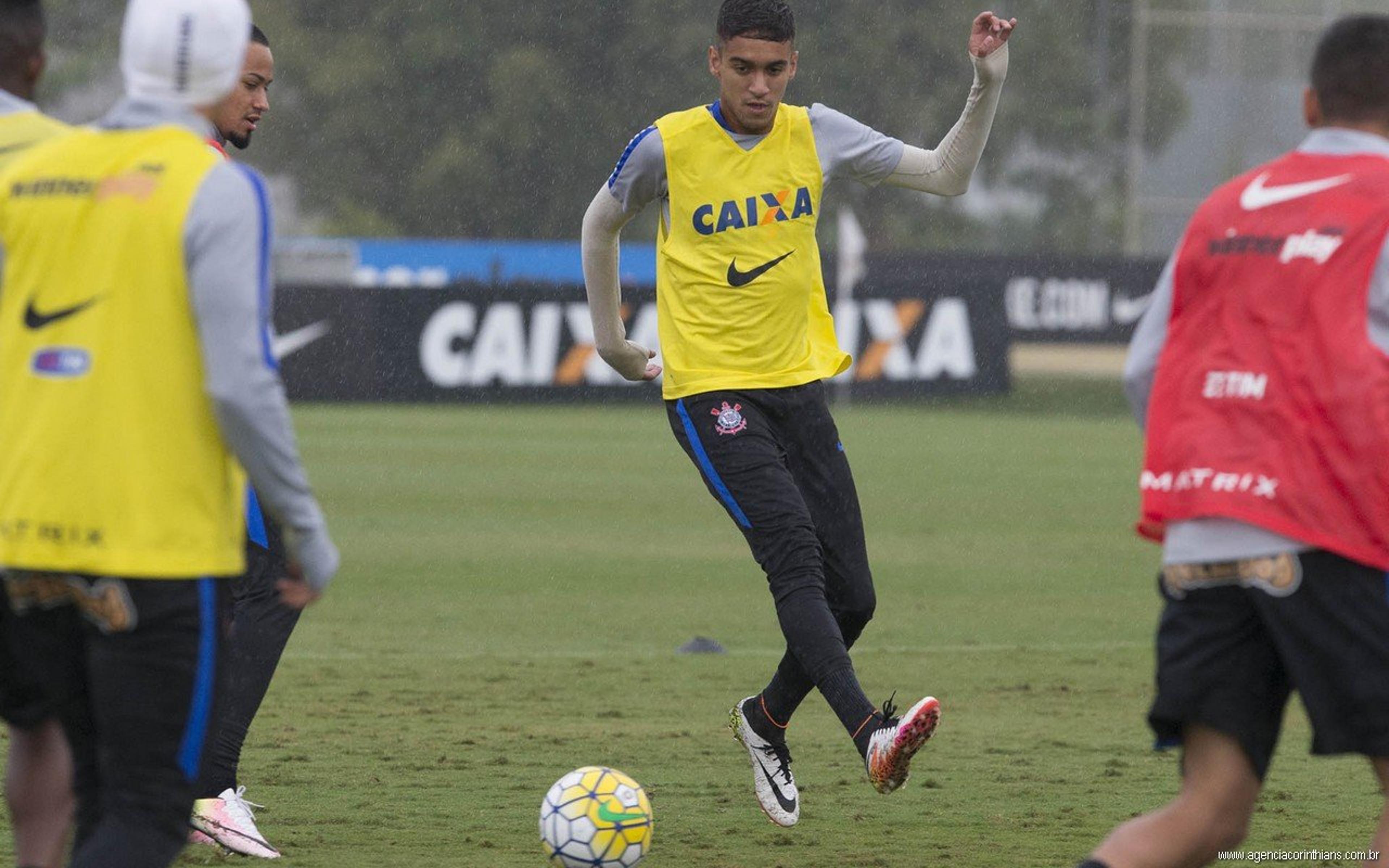 Após fechar ida à Itália, Matheus Pereira volta a treinar no Timão