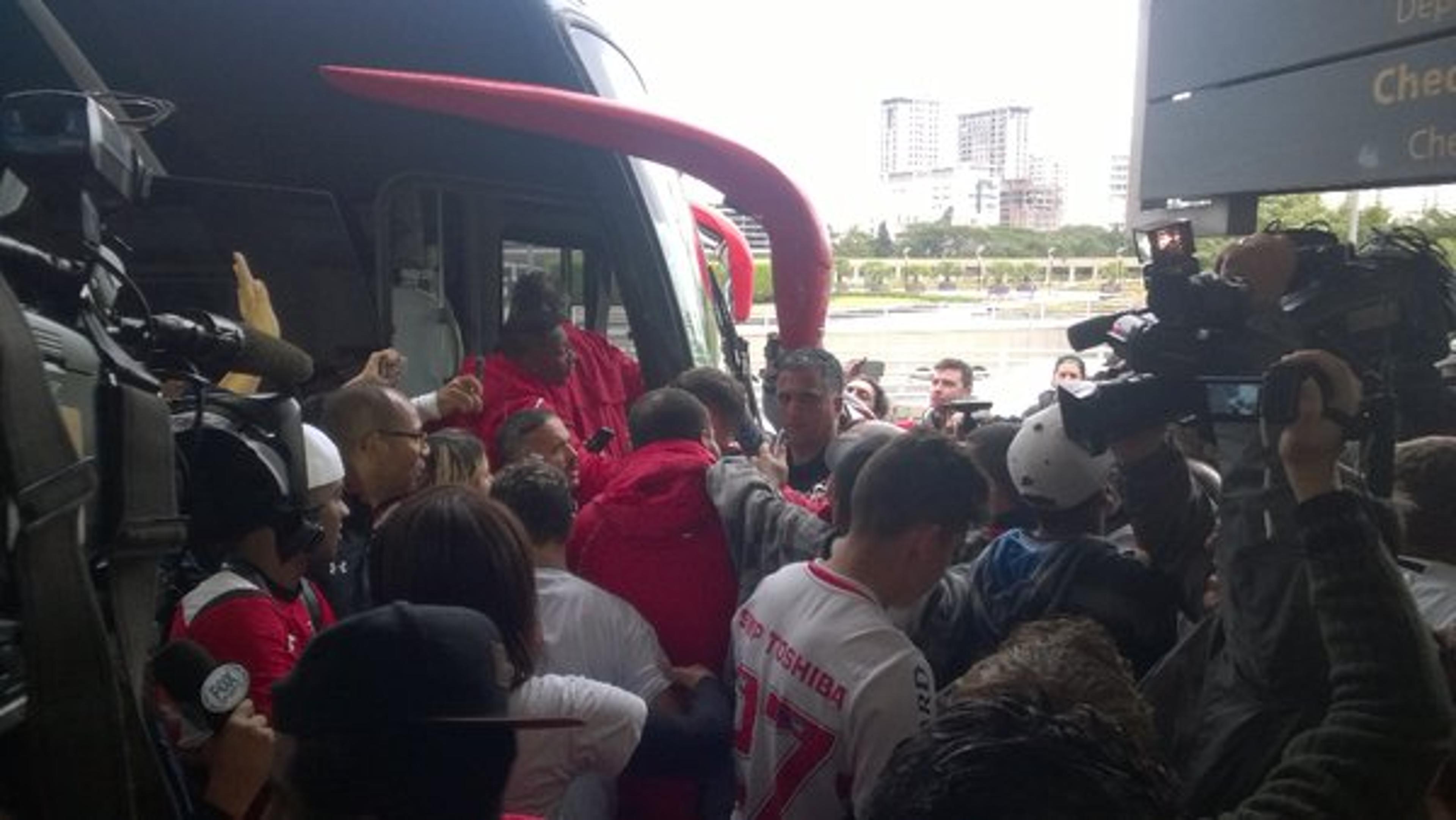 São Paulo volta à capital paulista nos braços da torcida em aeroporto