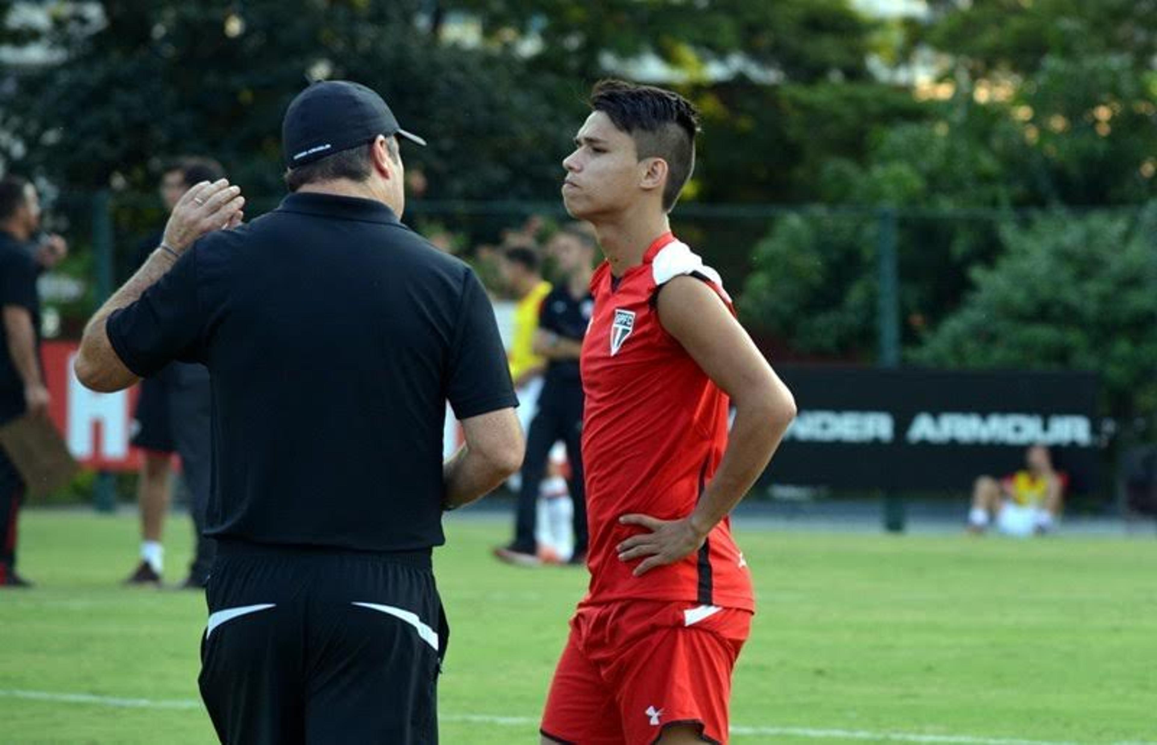 Luiz Araújo vibra com gol no sub-20 e ‘sofre’ com o São Paulo no Horto