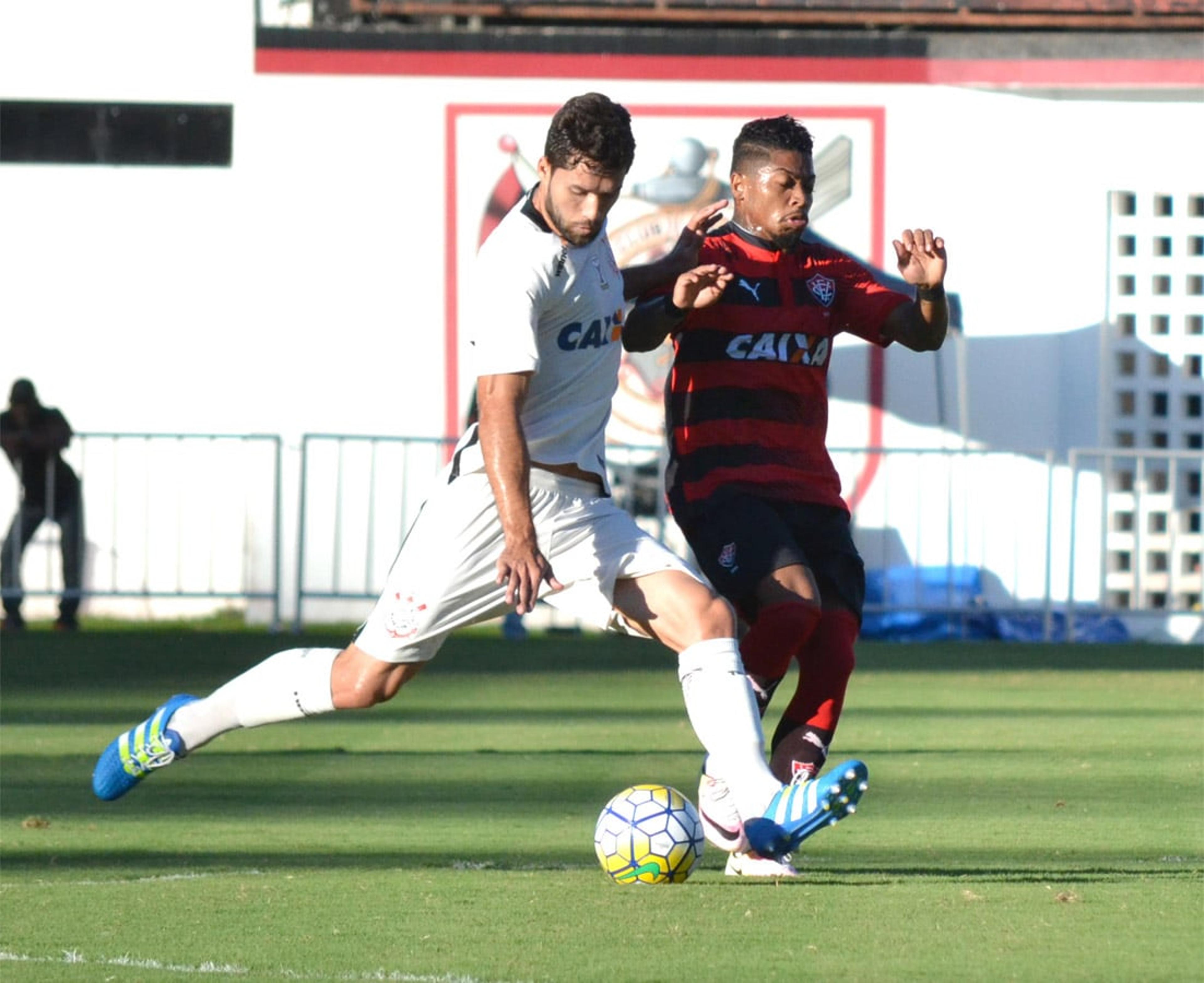 Vitória vira em casa e impõe 5º jogo seguido do Corinthians sem vencer